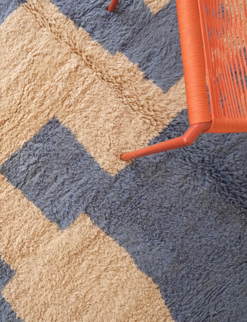 Moderno Grande tappeto marocchino moderno e neutro in lana Boujaad, tessuto a mano, con forme astratte in vendita