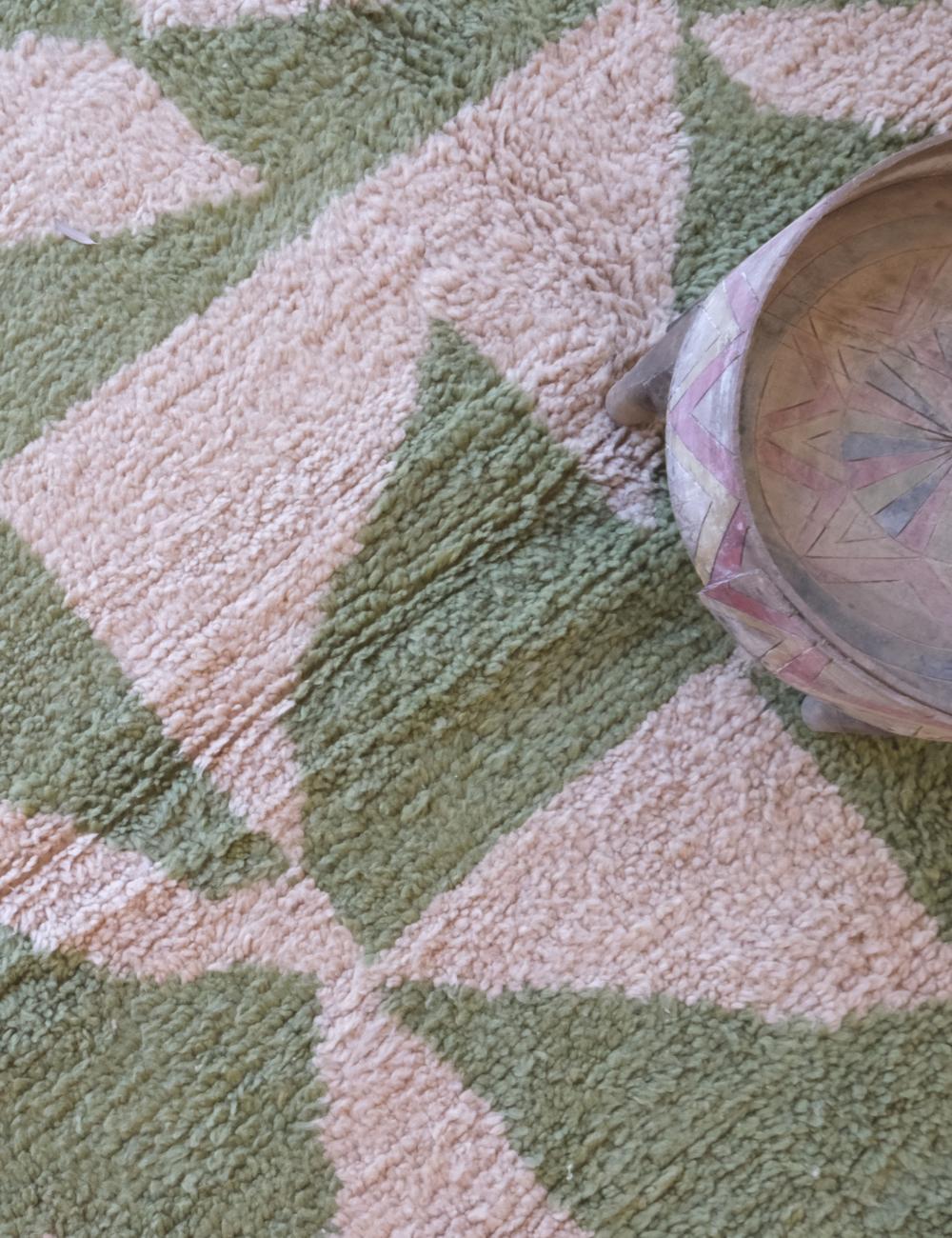 Moderno Grande tappeto marocchino moderno e neutro in lana Boujaad, tessuto a mano, con forme astratte in vendita