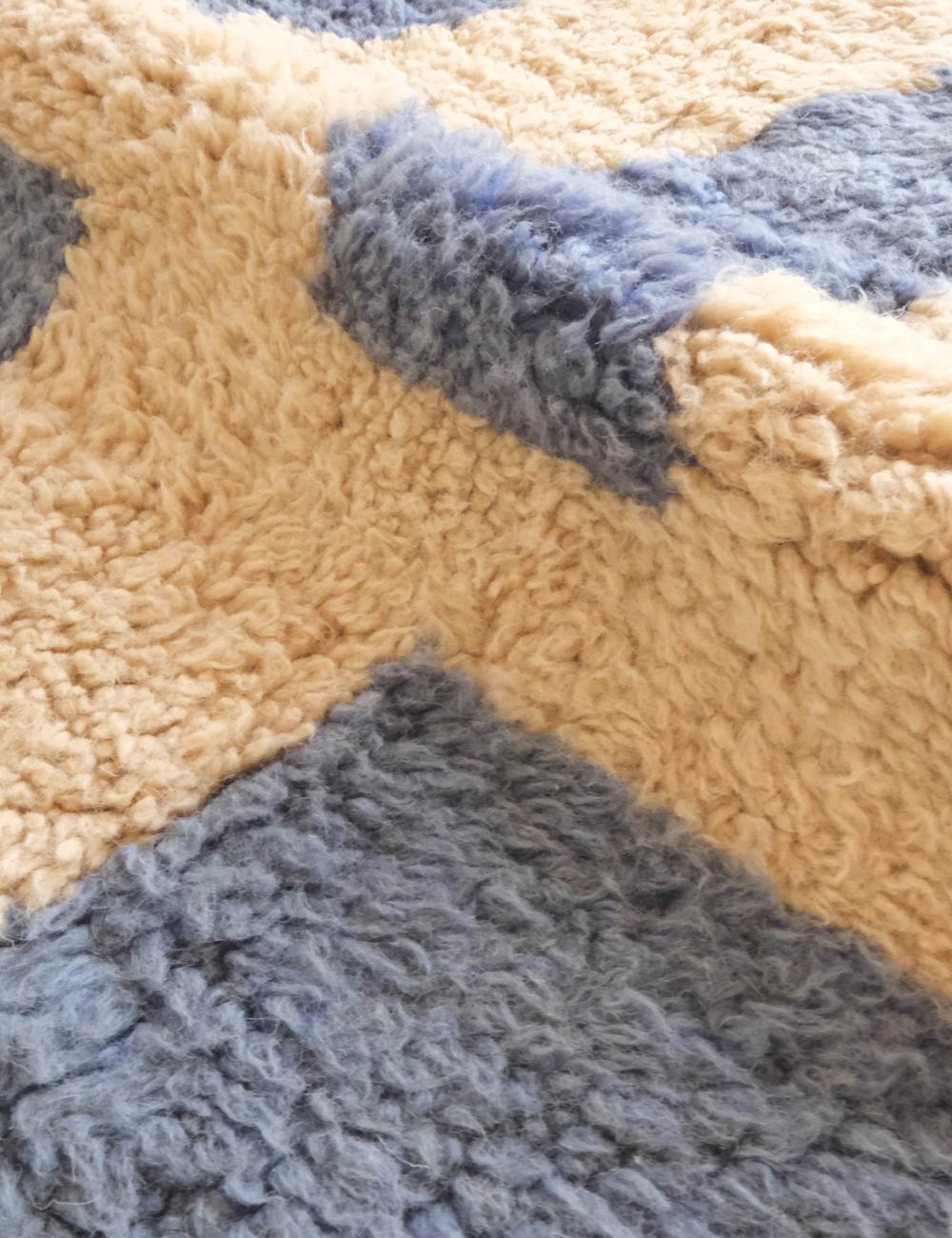 Marocchino Grande tappeto marocchino moderno e neutro in lana Boujaad, tessuto a mano, con forme astratte in vendita