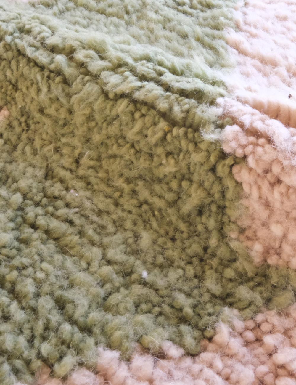 Marocchino Grande tappeto marocchino moderno e neutro in lana Boujaad, tessuto a mano, con forme astratte in vendita