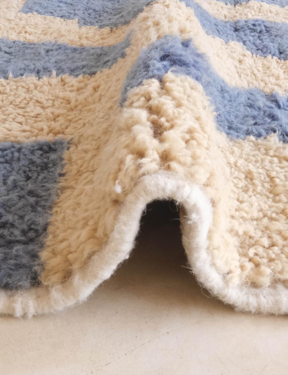 Tessuto Grande tappeto marocchino moderno e neutro in lana Boujaad, tessuto a mano, con forme astratte in vendita