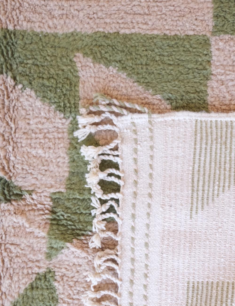 Grande tappeto marocchino moderno e neutro in lana Boujaad, tessuto a mano, con forme astratte In condizioni Nuovo in vendita a Los Angeles, CA