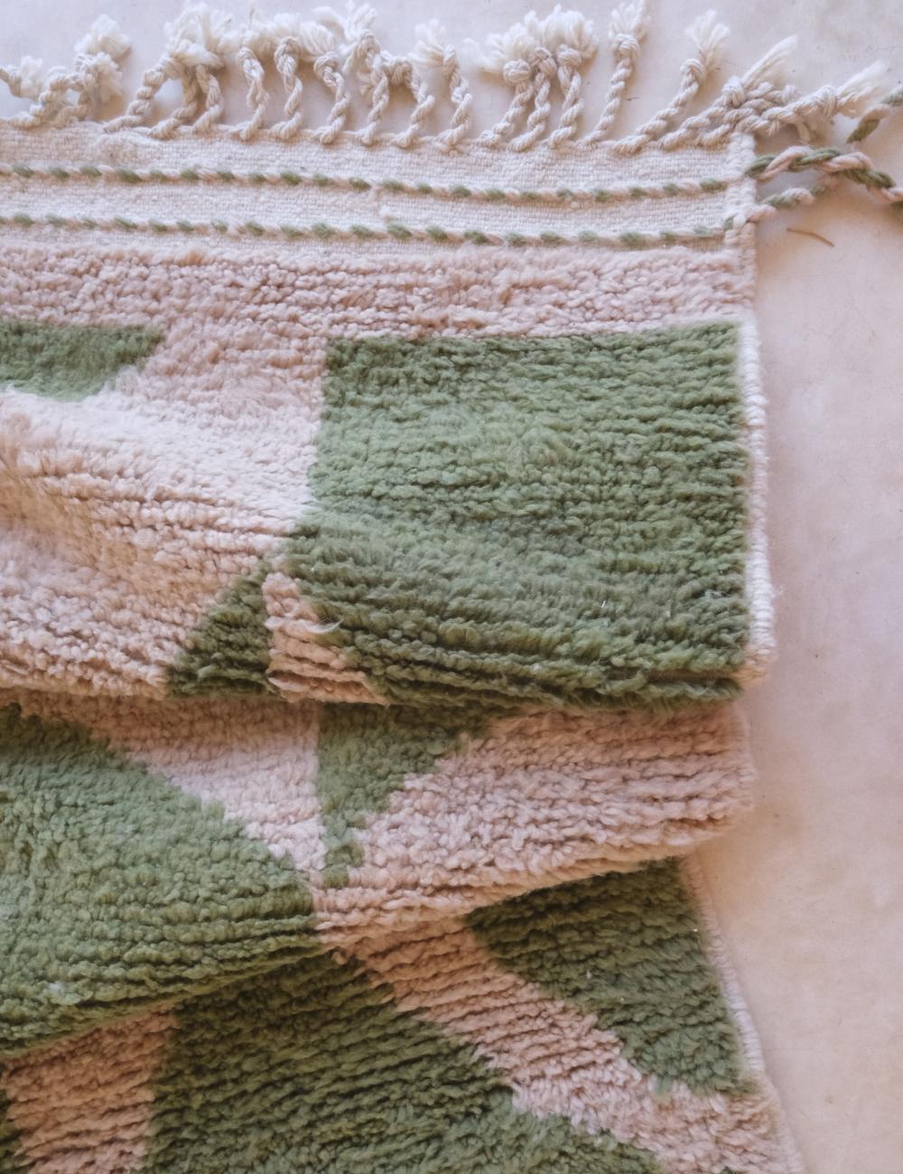 XXI secolo e contemporaneo Grande tappeto marocchino moderno e neutro in lana Boujaad, tessuto a mano, con forme astratte in vendita