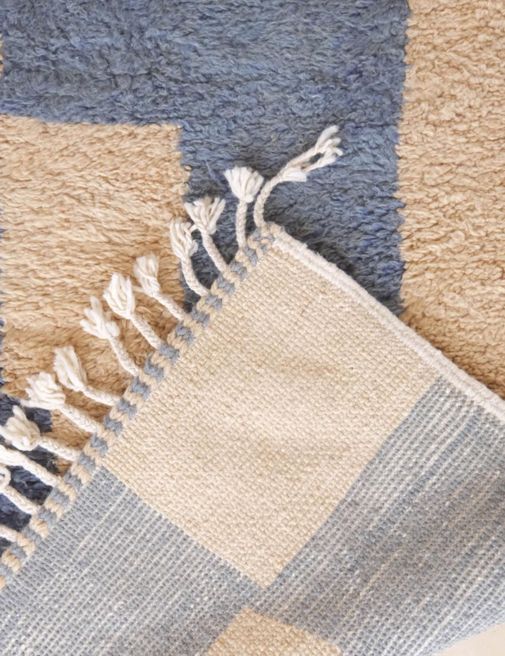 Lana Grande tappeto marocchino moderno e neutro in lana Boujaad, tessuto a mano, con forme astratte in vendita