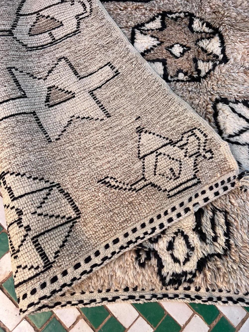 Alfombra grande de lana marroquí moderna de color topo neutro con diseño bereber abstracto en venta 2
