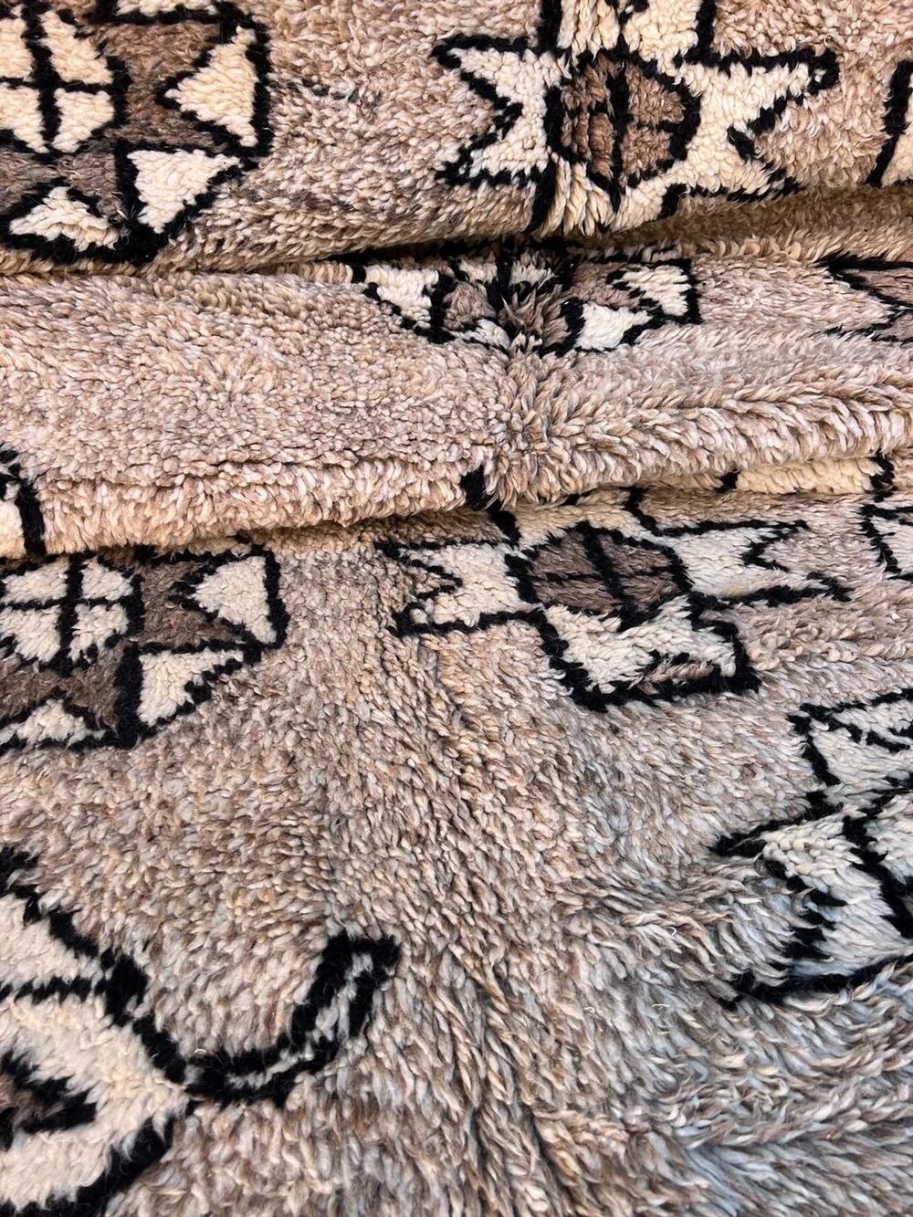 Alfombra grande de lana marroquí moderna de color topo neutro con diseño bereber abstracto Moderno en venta
