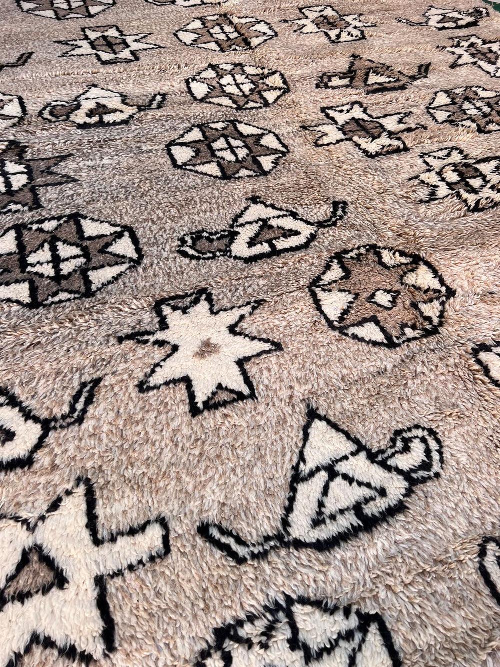 Alfombra grande de lana marroquí moderna de color topo neutro con diseño bereber abstracto Marroquí en venta