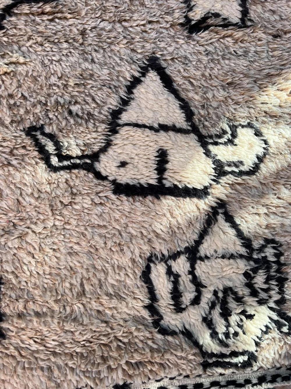 Alfombra grande de lana marroquí moderna de color topo neutro con diseño bereber abstracto Tejido en venta