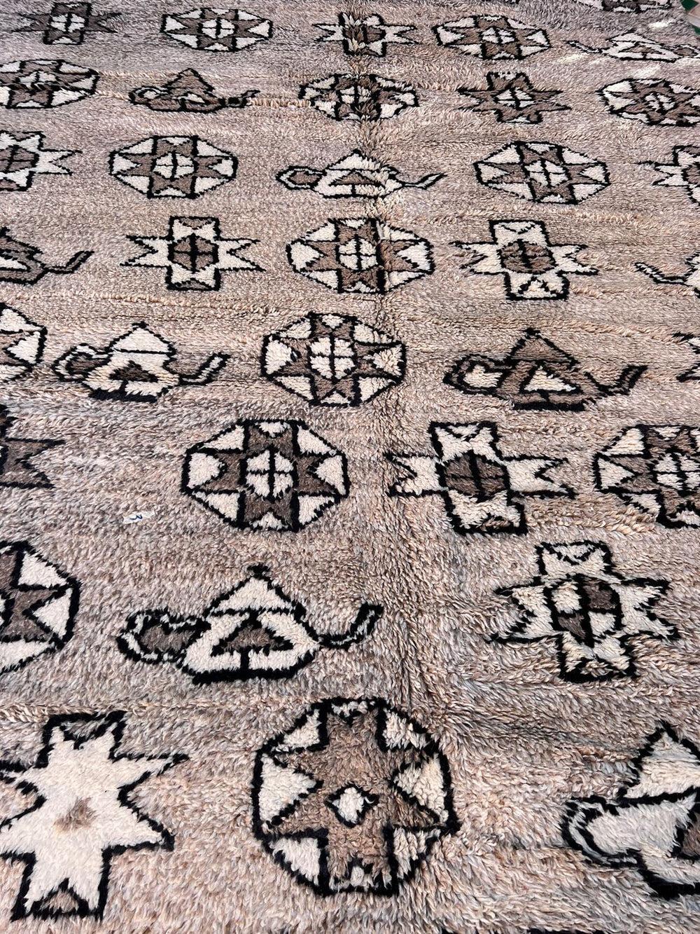 Alfombra grande de lana marroquí moderna de color topo neutro con diseño bereber abstracto en Nuevo estado para la venta en Los Angeles, CA