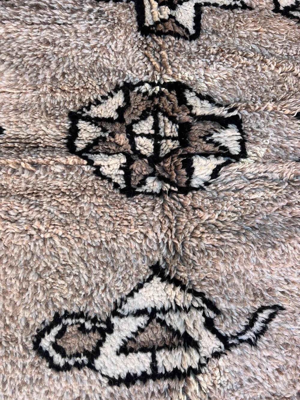 Alfombra grande de lana marroquí moderna de color topo neutro con diseño bereber abstracto Siglo XXI y contemporáneo en venta