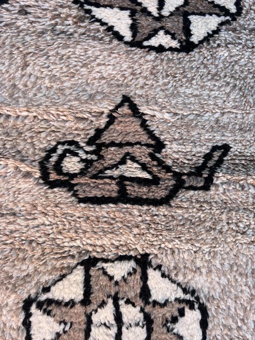 Alfombra grande de lana marroquí moderna de color topo neutro con diseño bereber abstracto Lana en venta