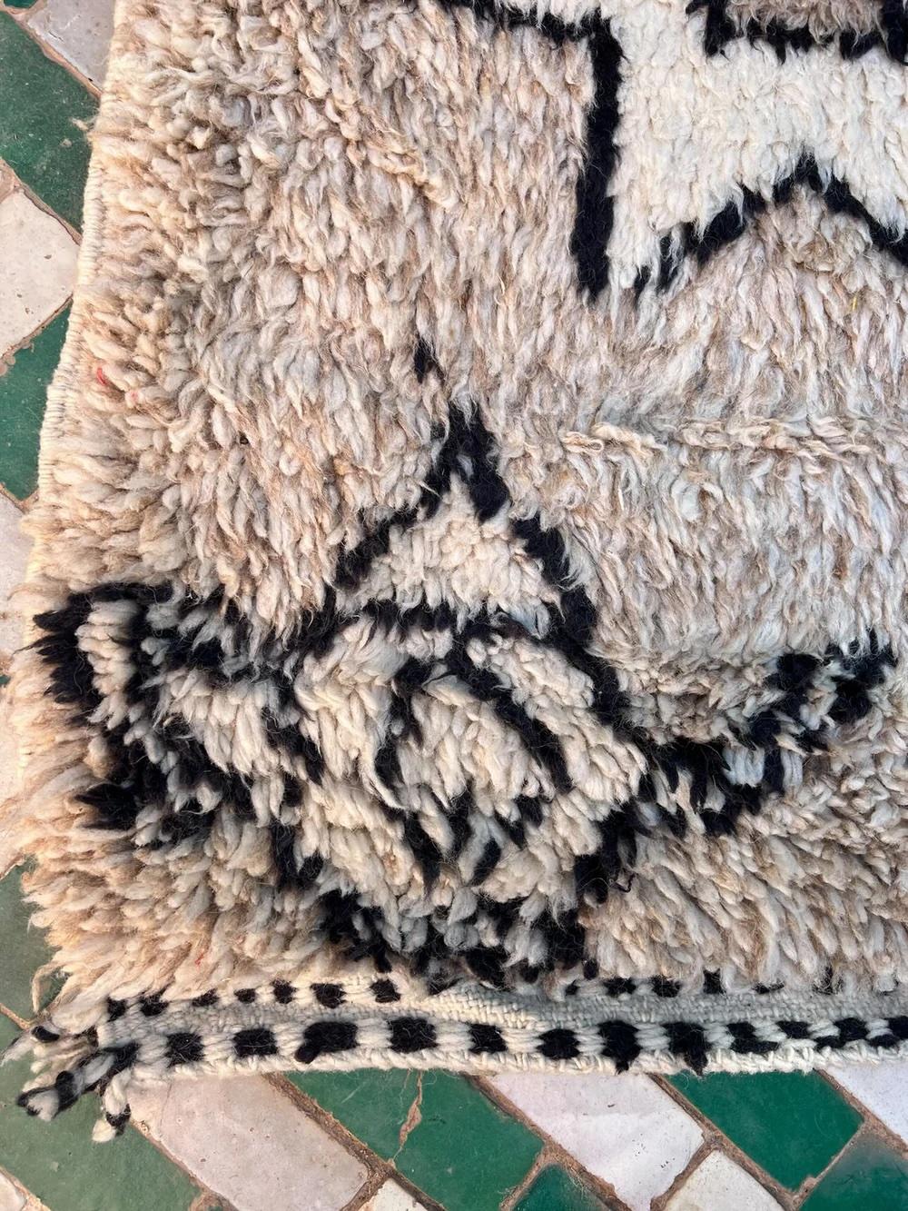 Alfombra grande de lana marroquí moderna de color topo neutro con diseño bereber abstracto en venta 1