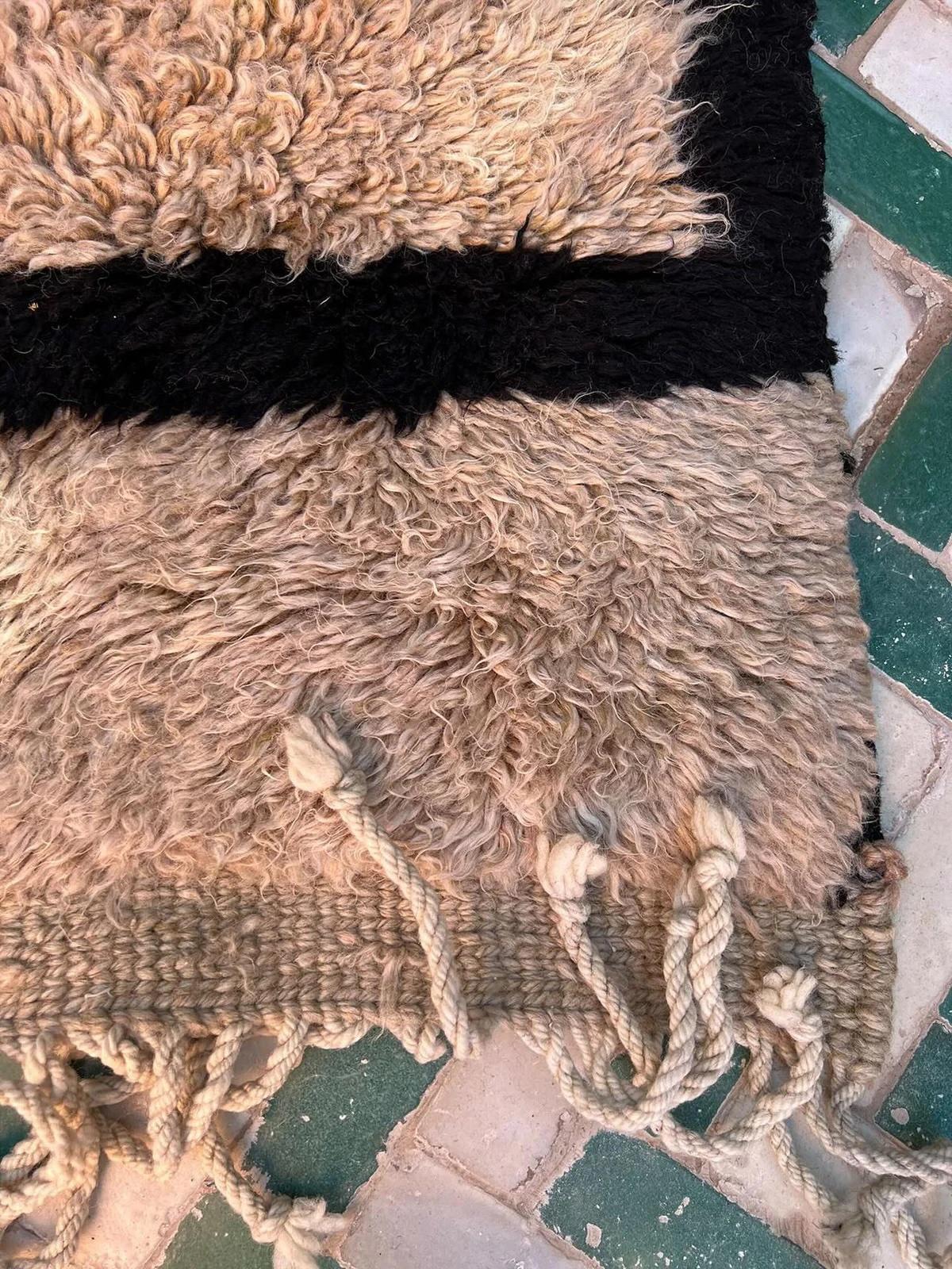 Alfombra grande de lana marroquí moderna de color topo neutro con diseño abstracto de líneas retro en venta 2