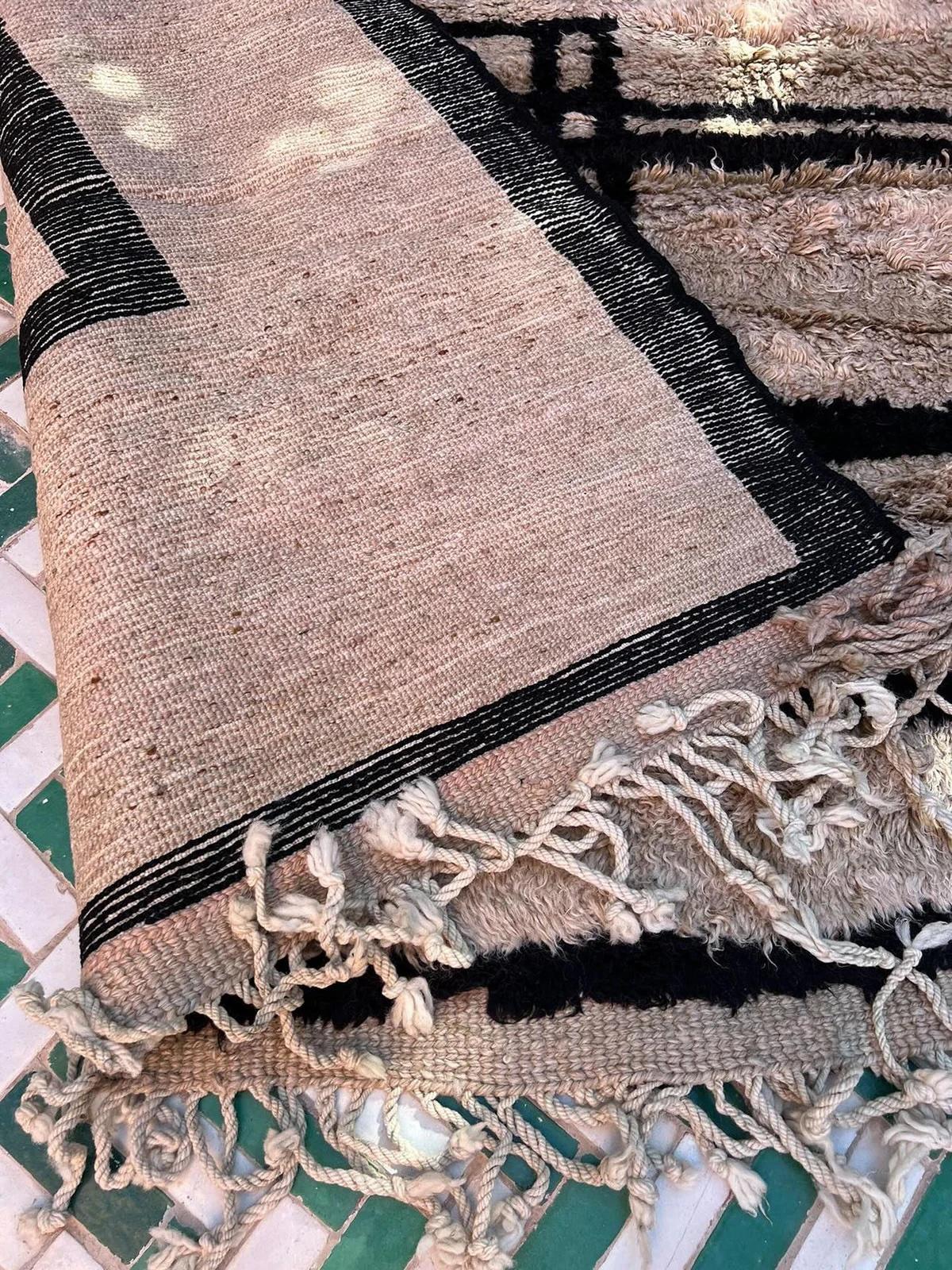 Alfombra grande de lana marroquí moderna de color topo neutro con diseño abstracto de líneas retro en venta 3
