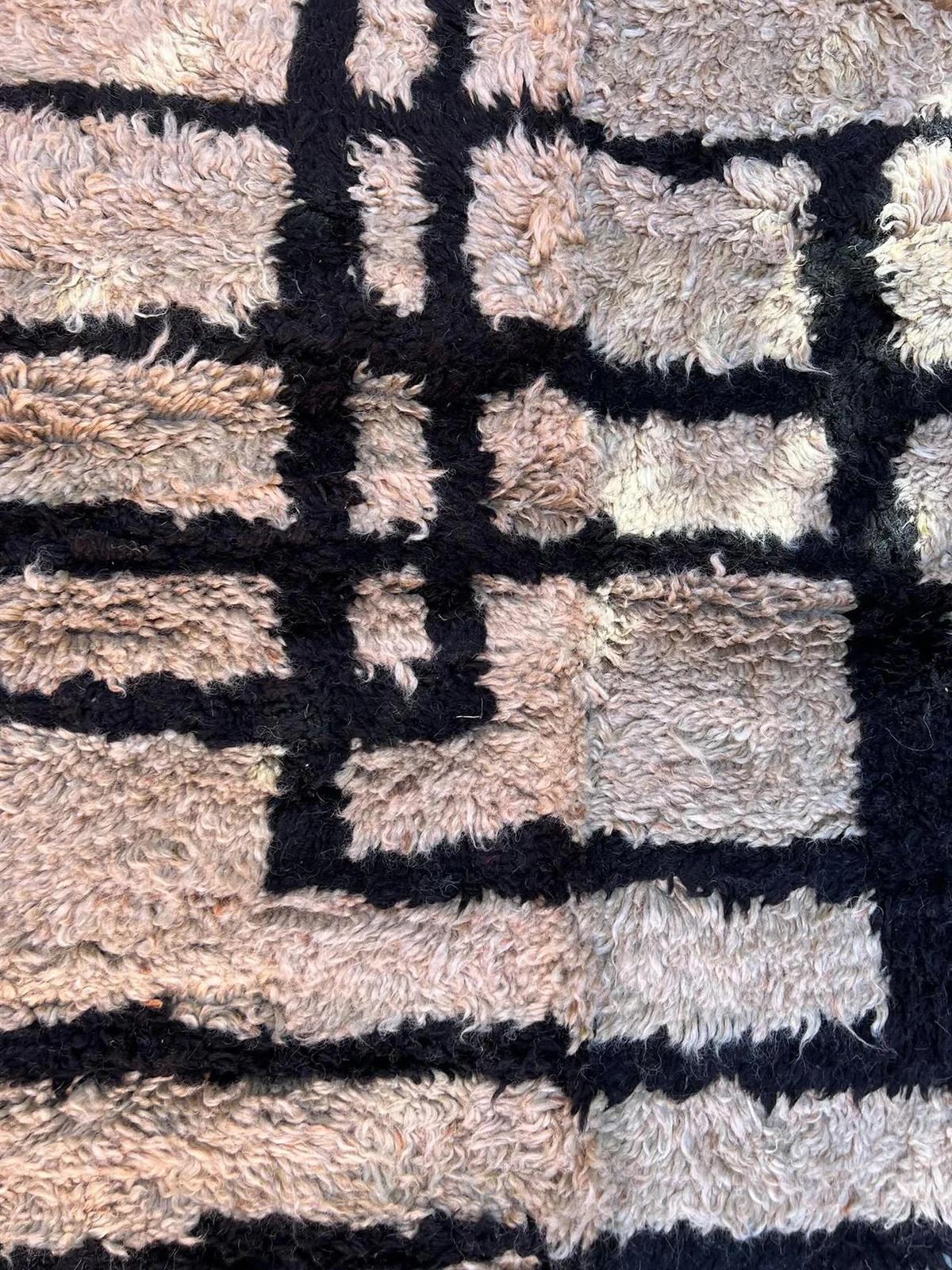 Alfombra grande de lana marroquí moderna de color topo neutro con diseño abstracto de líneas retro Moderno en venta