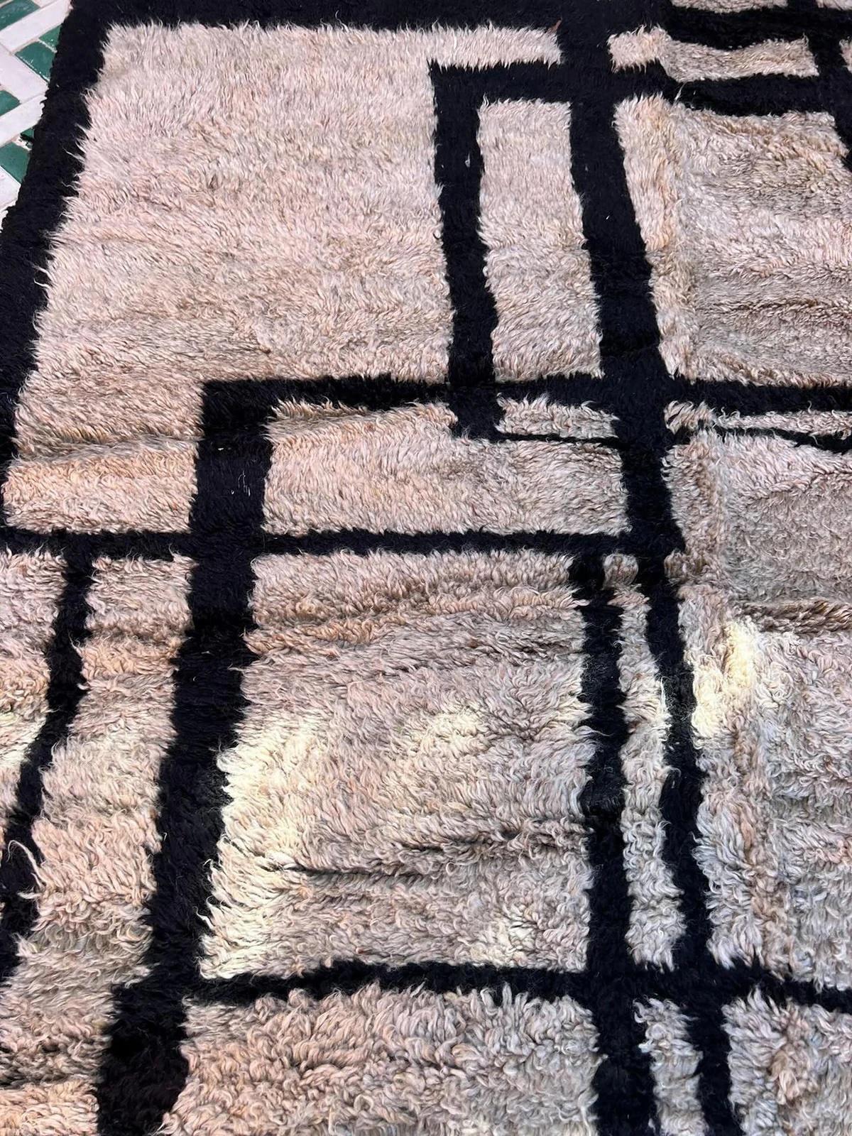 Alfombra grande de lana marroquí moderna de color topo neutro con diseño abstracto de líneas retro Marroquí en venta