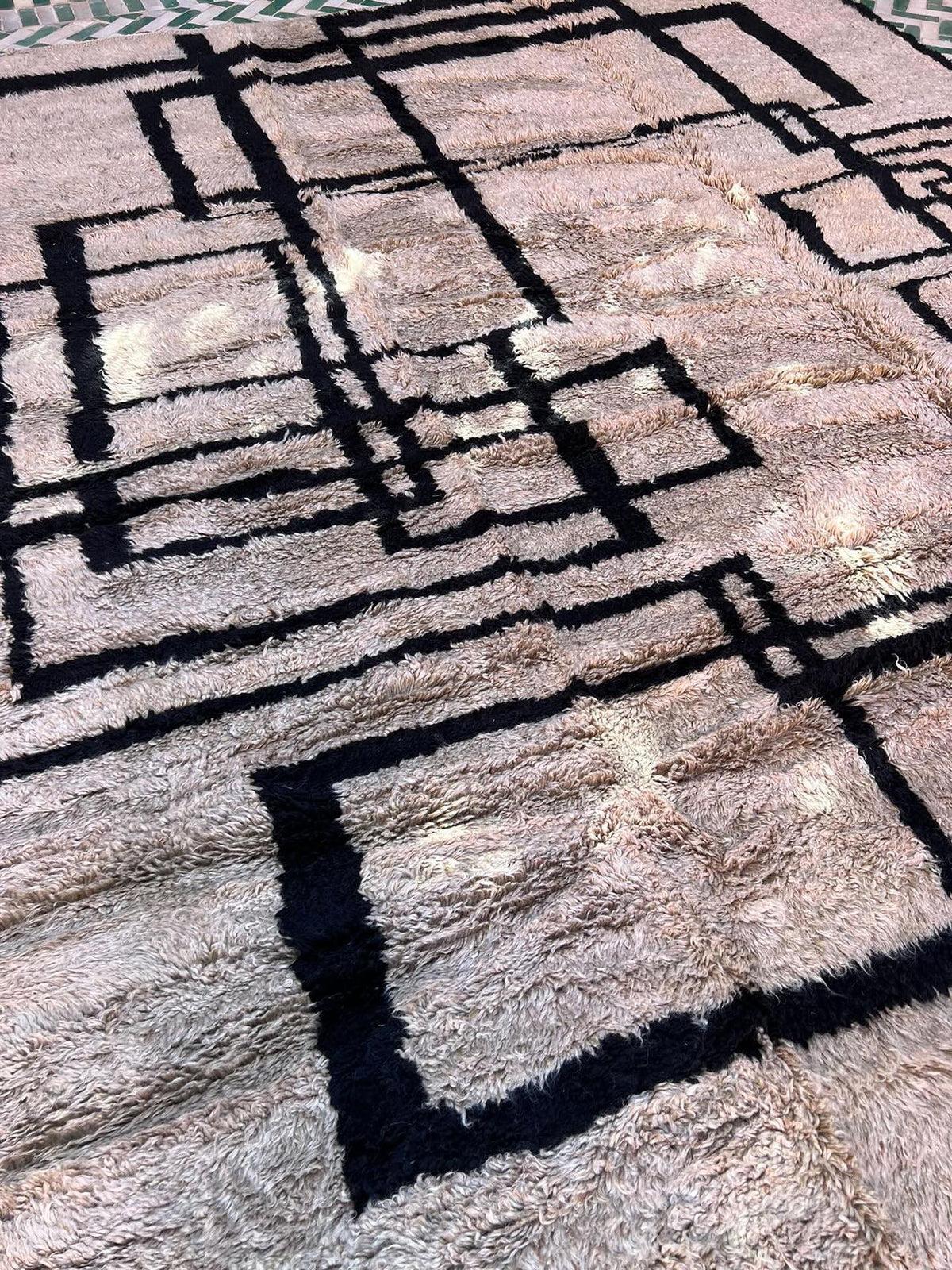 Alfombra grande de lana marroquí moderna de color topo neutro con diseño abstracto de líneas retro en Nuevo estado para la venta en Los Angeles, CA