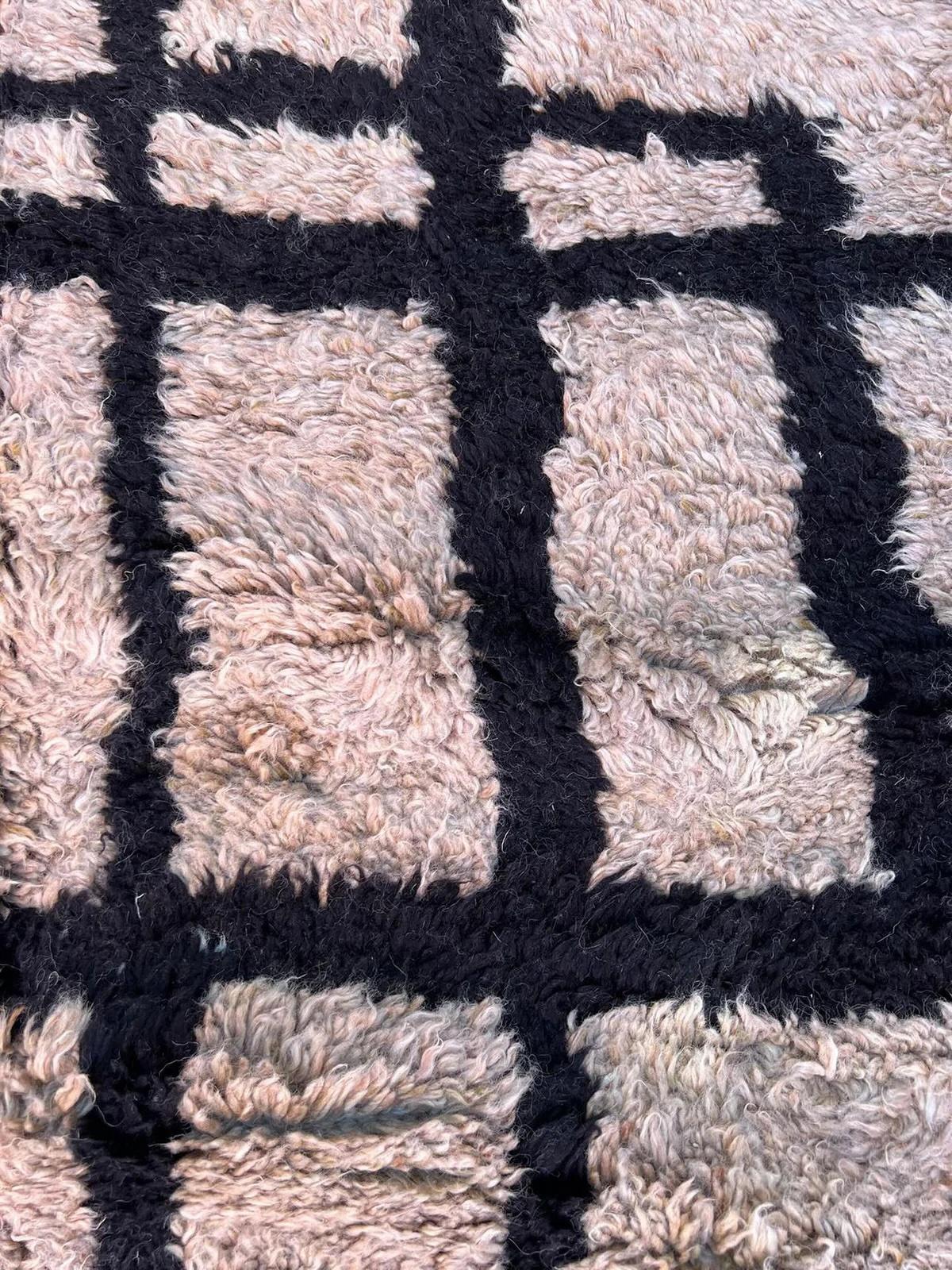 Alfombra grande de lana marroquí moderna de color topo neutro con diseño abstracto de líneas retro Siglo XXI y contemporáneo en venta