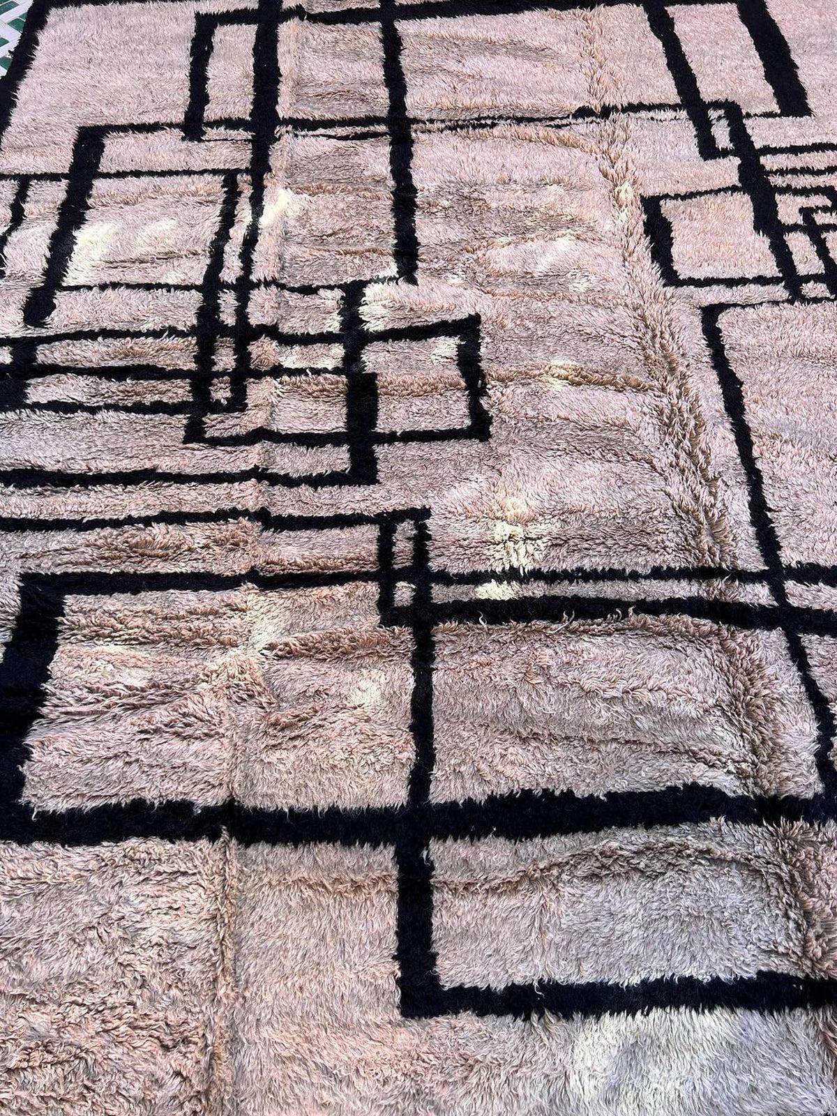 Alfombra grande de lana marroquí moderna de color topo neutro con diseño abstracto de líneas retro Lana en venta