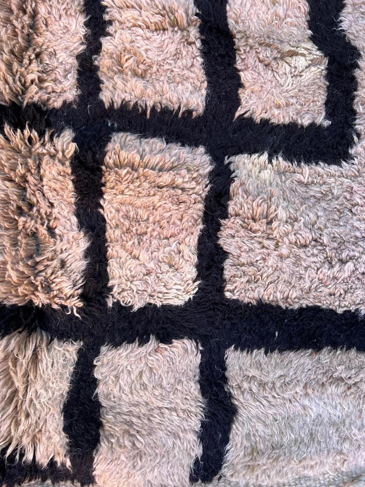 Alfombra grande de lana marroquí moderna de color topo neutro con diseño abstracto de líneas retro en venta 1