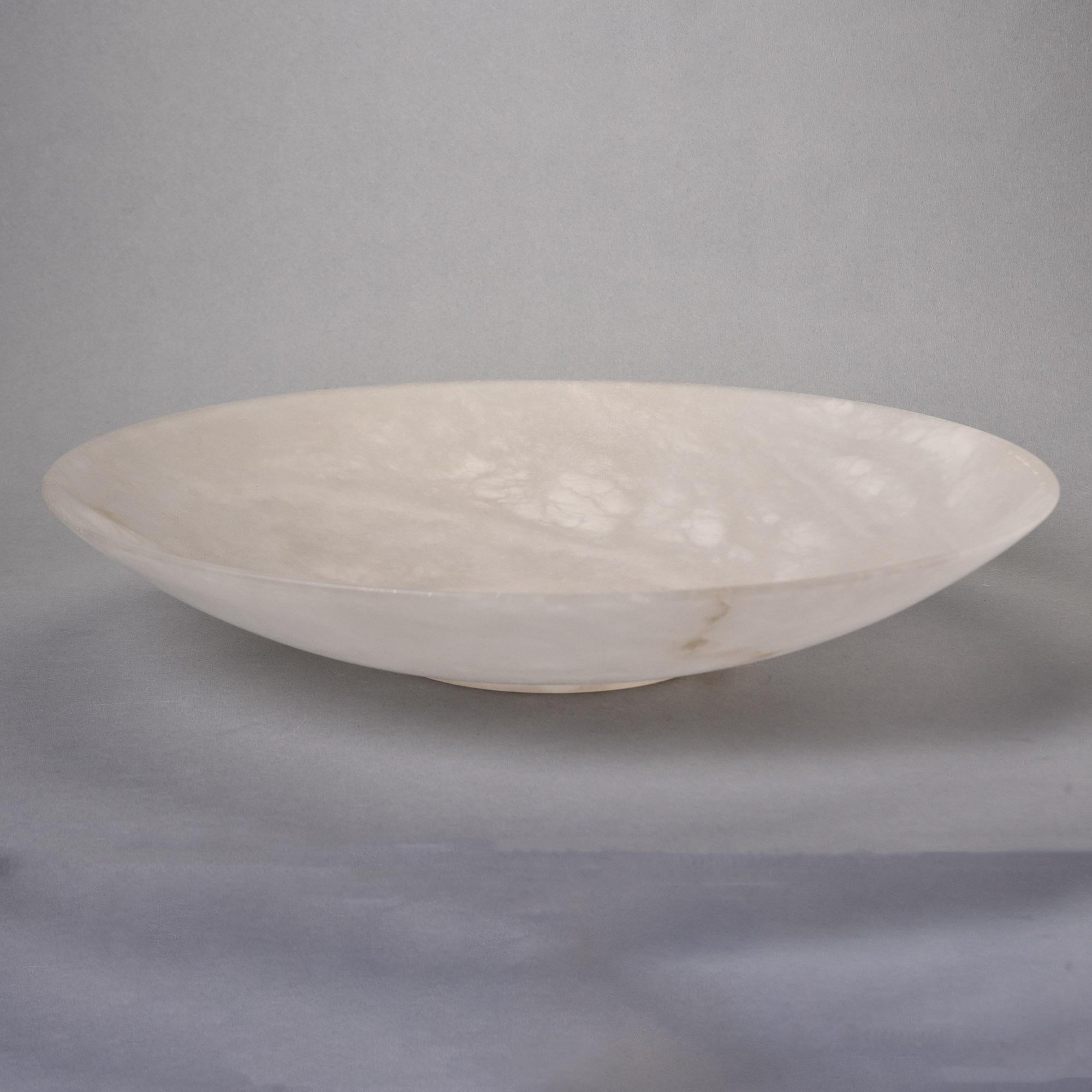 Trouvé en Italie, ce bol en albâtre peu profond et à parois minces est nouveau et a été créé et conçu par un membre d'une famille multigénérationnelle d'artisans de l'albâtre et du marbre. Le design classique et moderne présente un bol peu profond