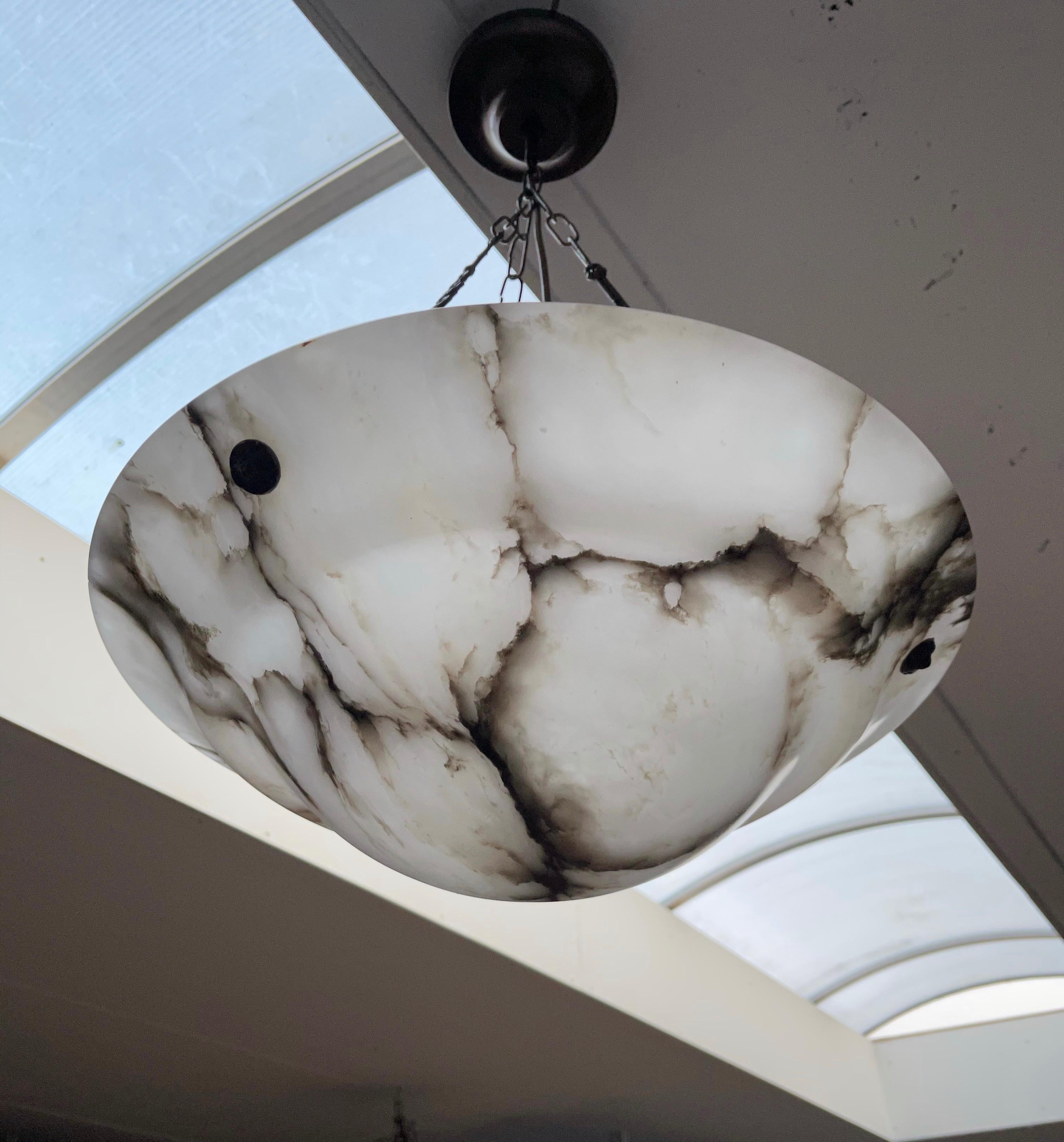 Stunning and the perfect size alabaster chandelier

Thanks to its size and top condition this alabaster chandelier will light up both your days and evenings. The perfectly black veins contrast even more when the light is switched on, because the