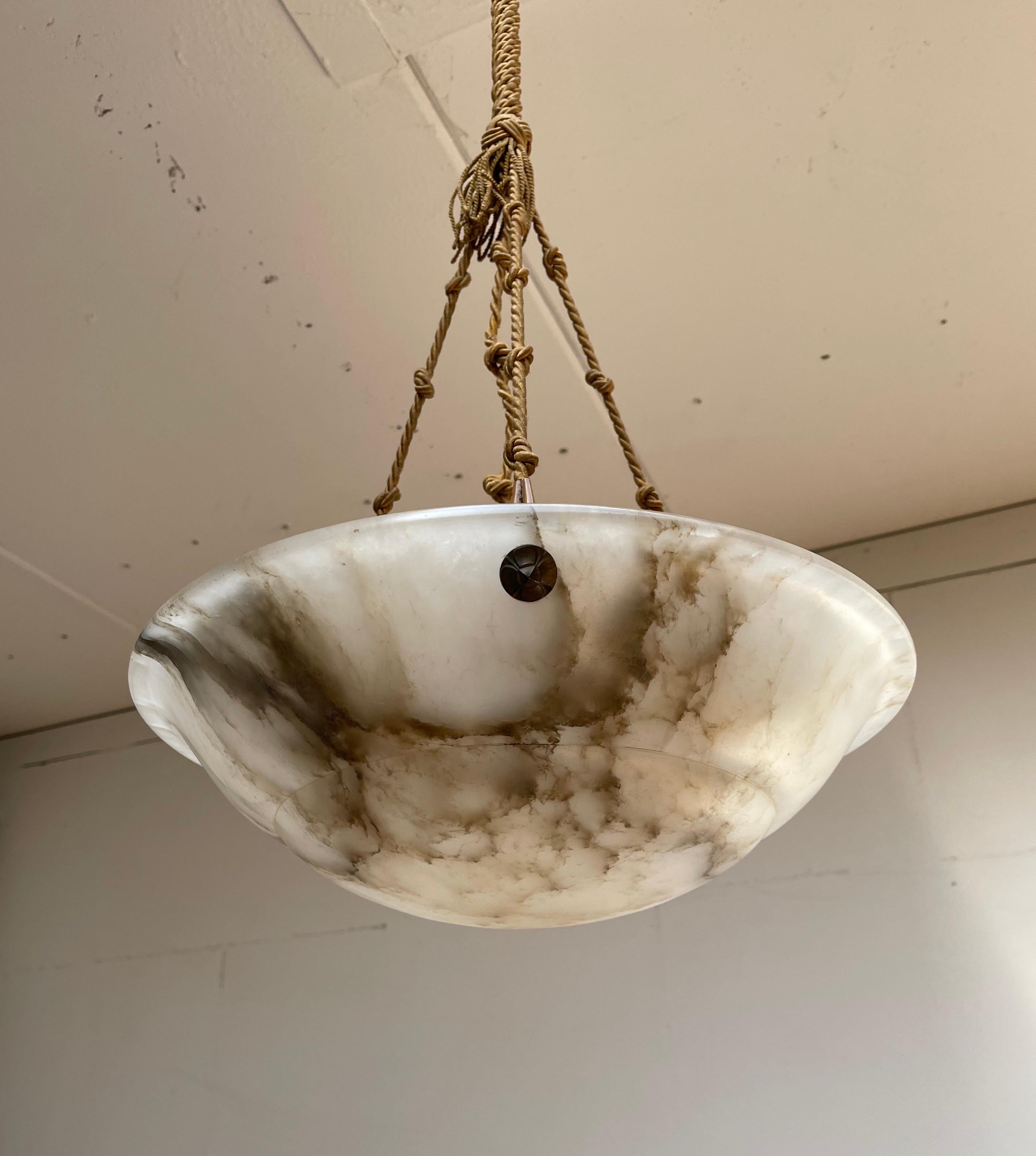 Stunning and perfect size alabaster chandelier with rope and alabaster canopy.

Thanks to its size and top condition this alabaster chandelier will light up both your days and evenings. The perfectly black veins contrast even more when the light is