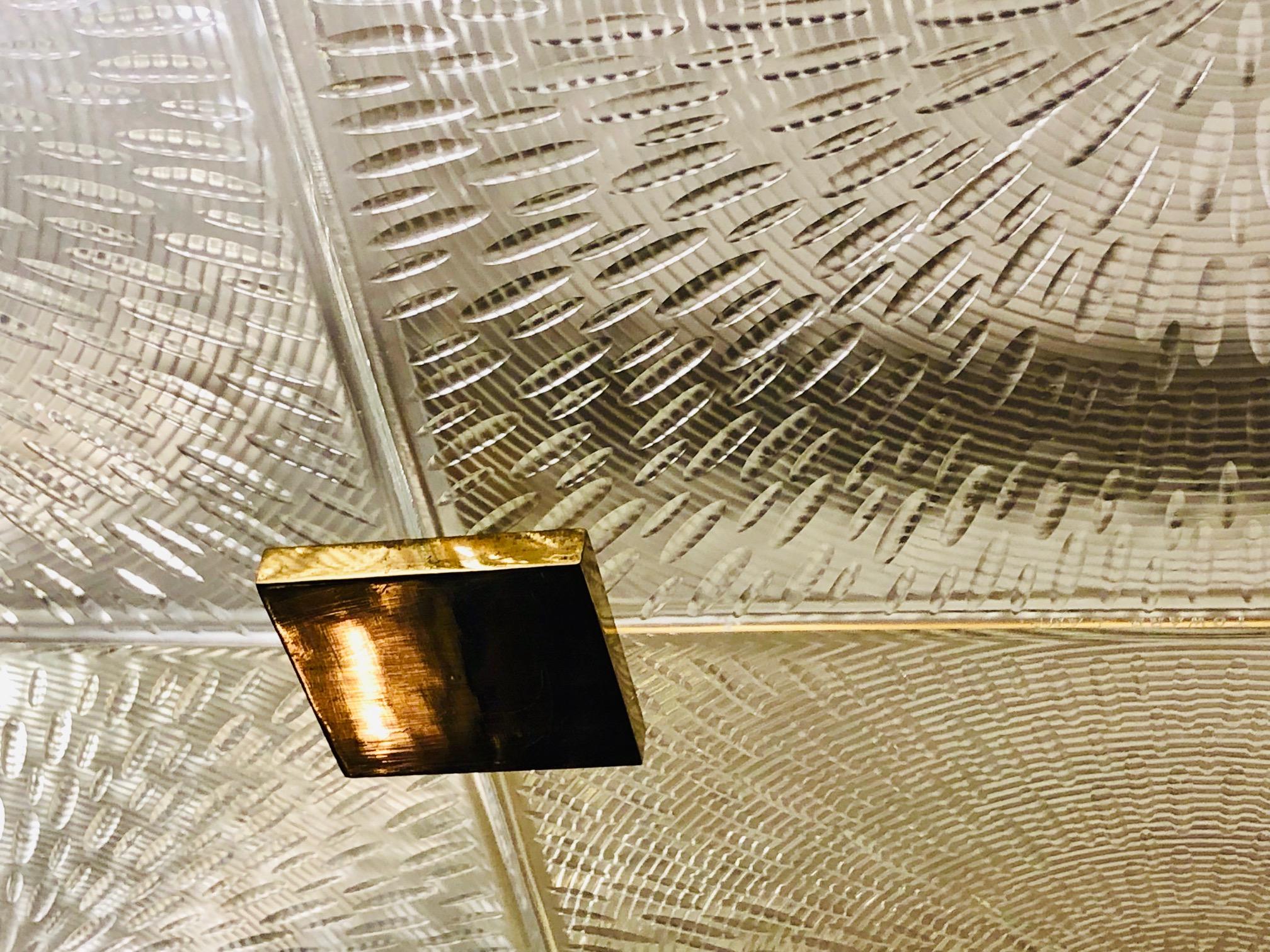 Francese Grande lampada in vetro stampato e placcato nickel in vendita