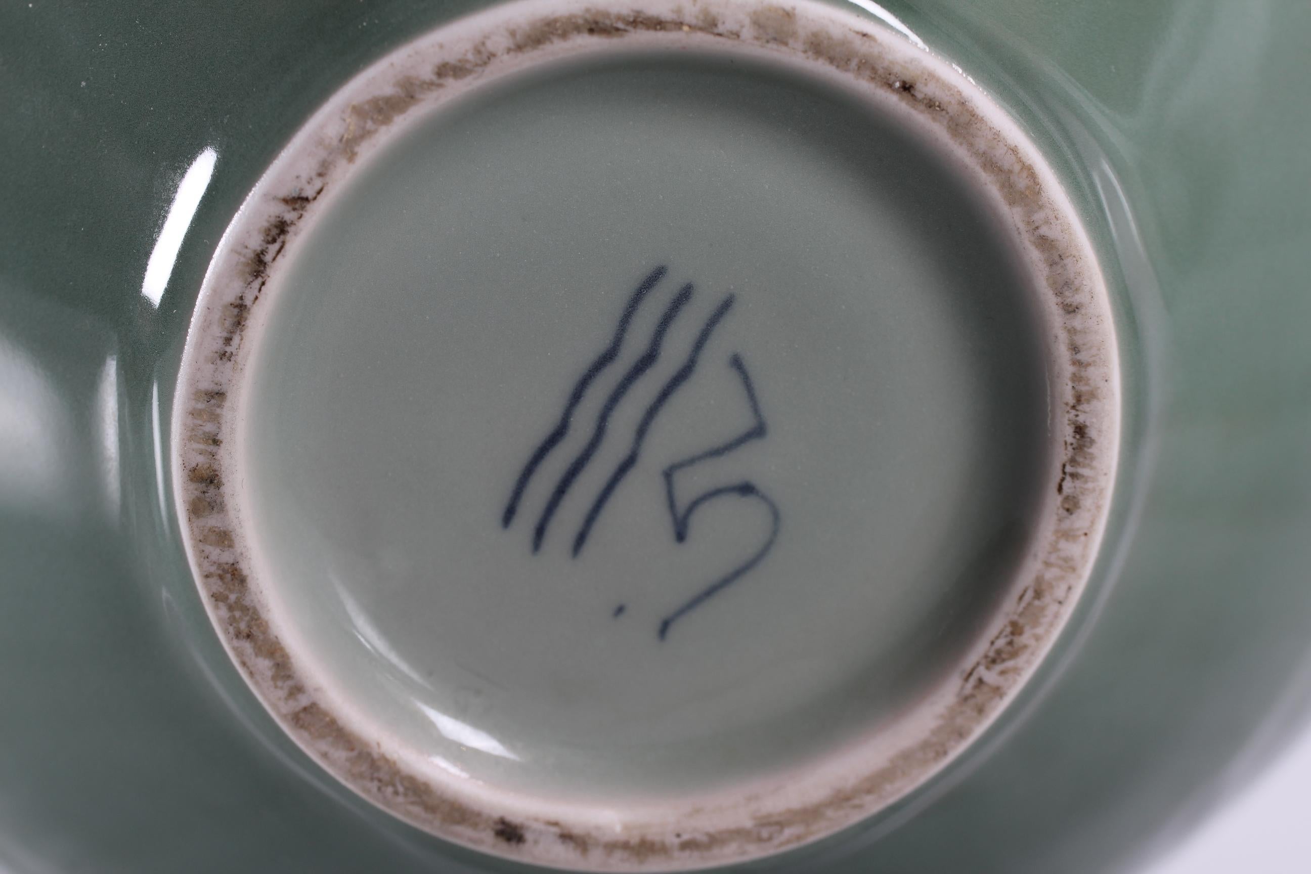 Milieu du XXe siècle Grand modèle unique de Nils Thorsson  Vase d'art vert poussière pour Royal Copenhagen des années 1950 en vente