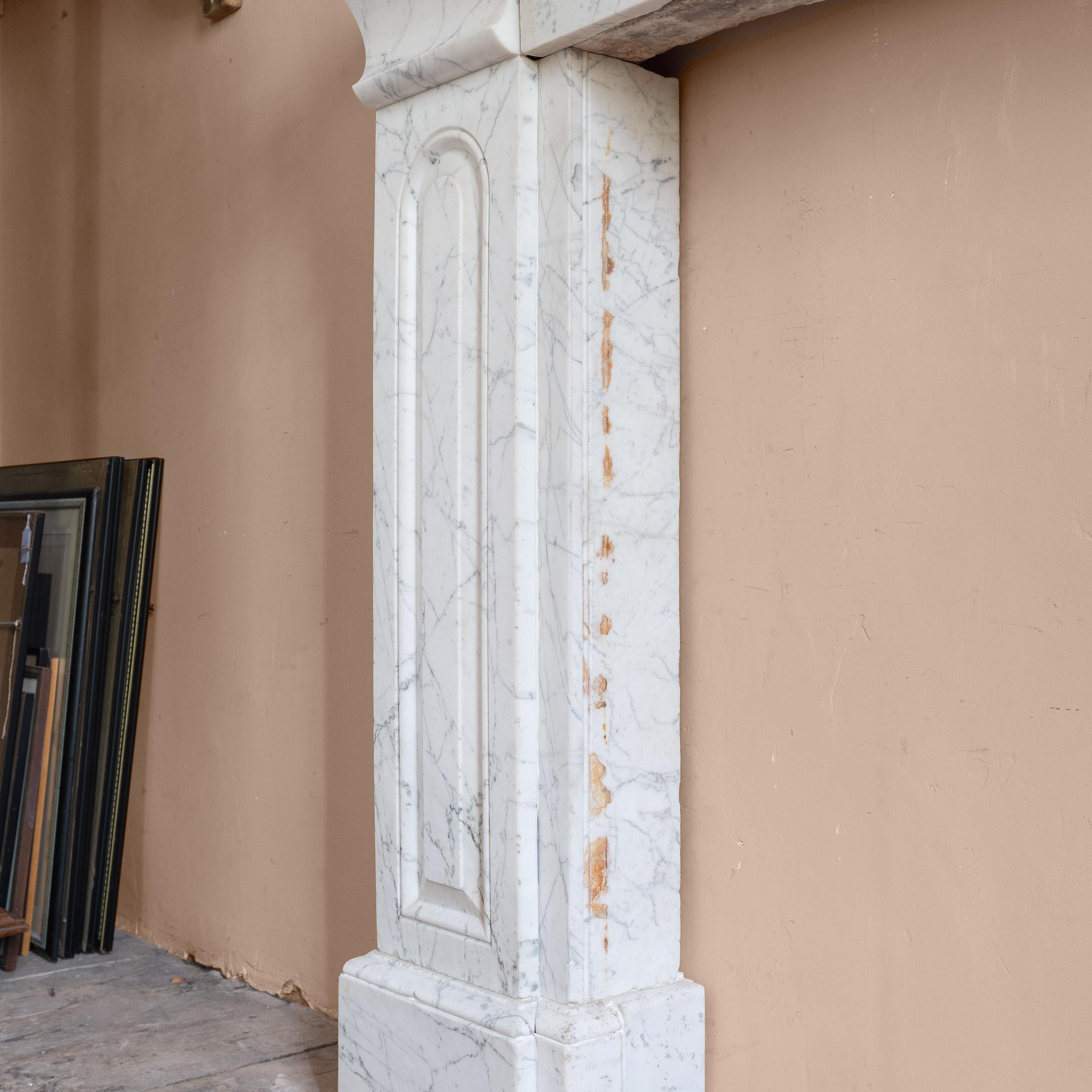 Grande camino in marmo di Carrara del XIX secolo in vendita 6