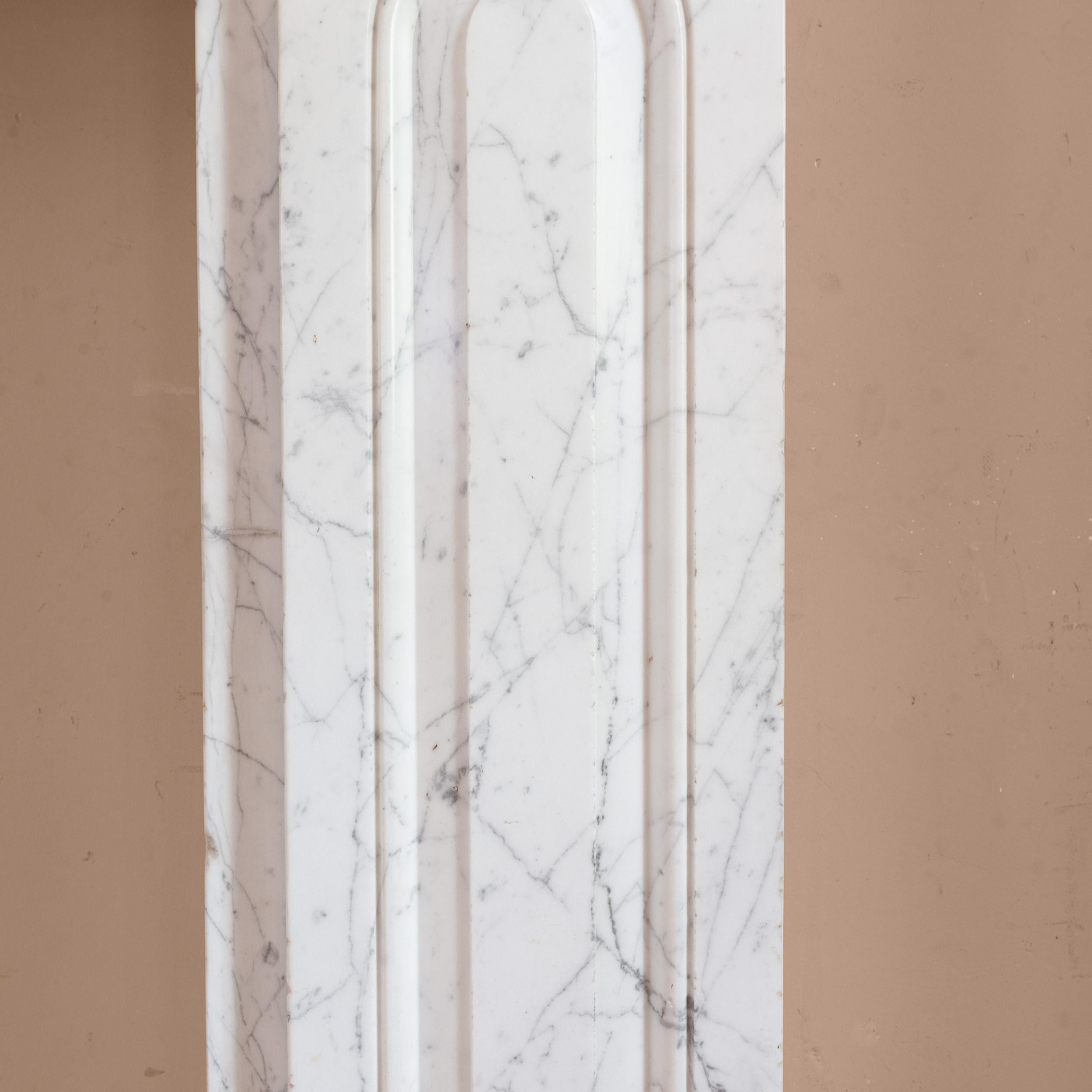 Grande camino in marmo di Carrara del XIX secolo in vendita 7
