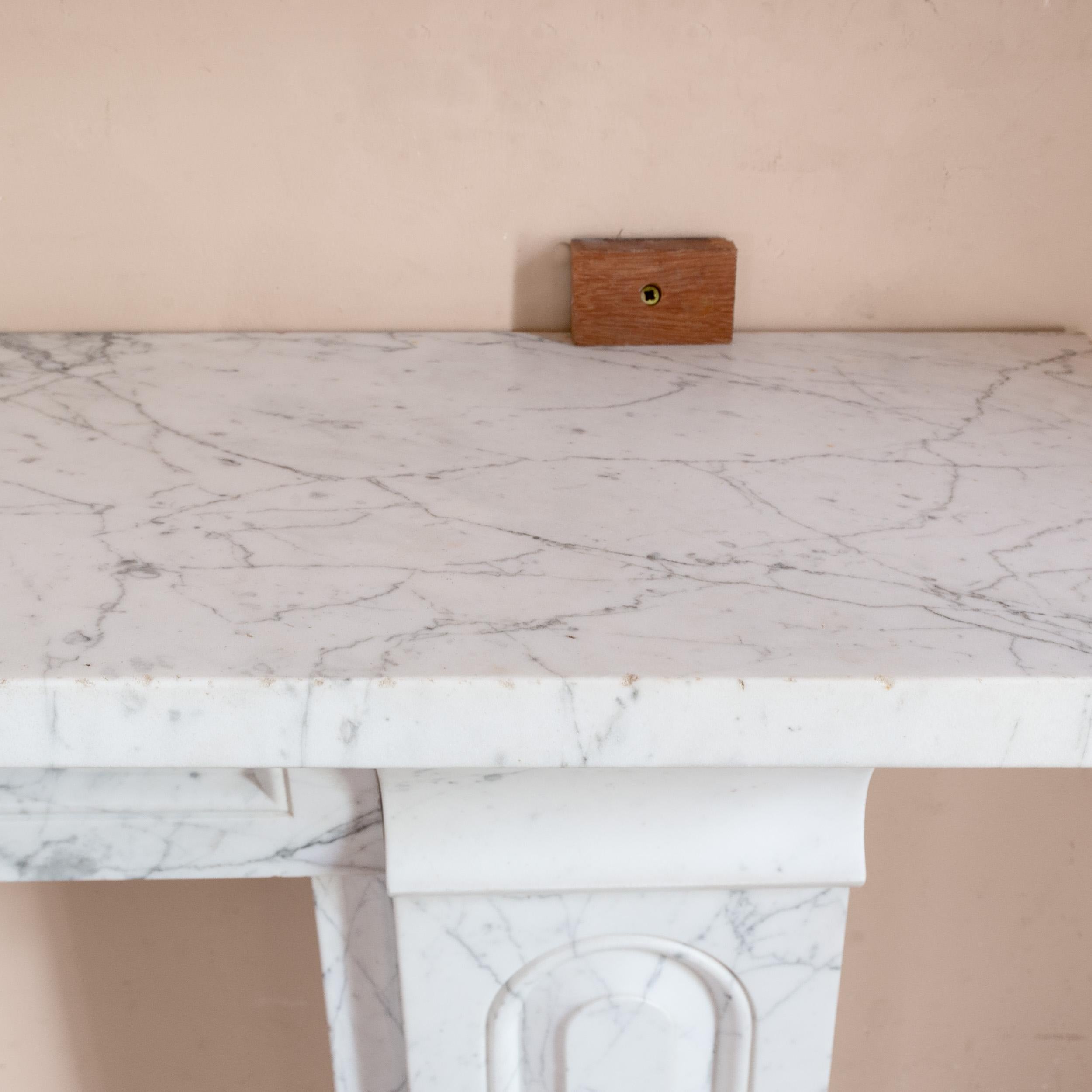 Grande camino in marmo di Carrara del XIX secolo in vendita 9