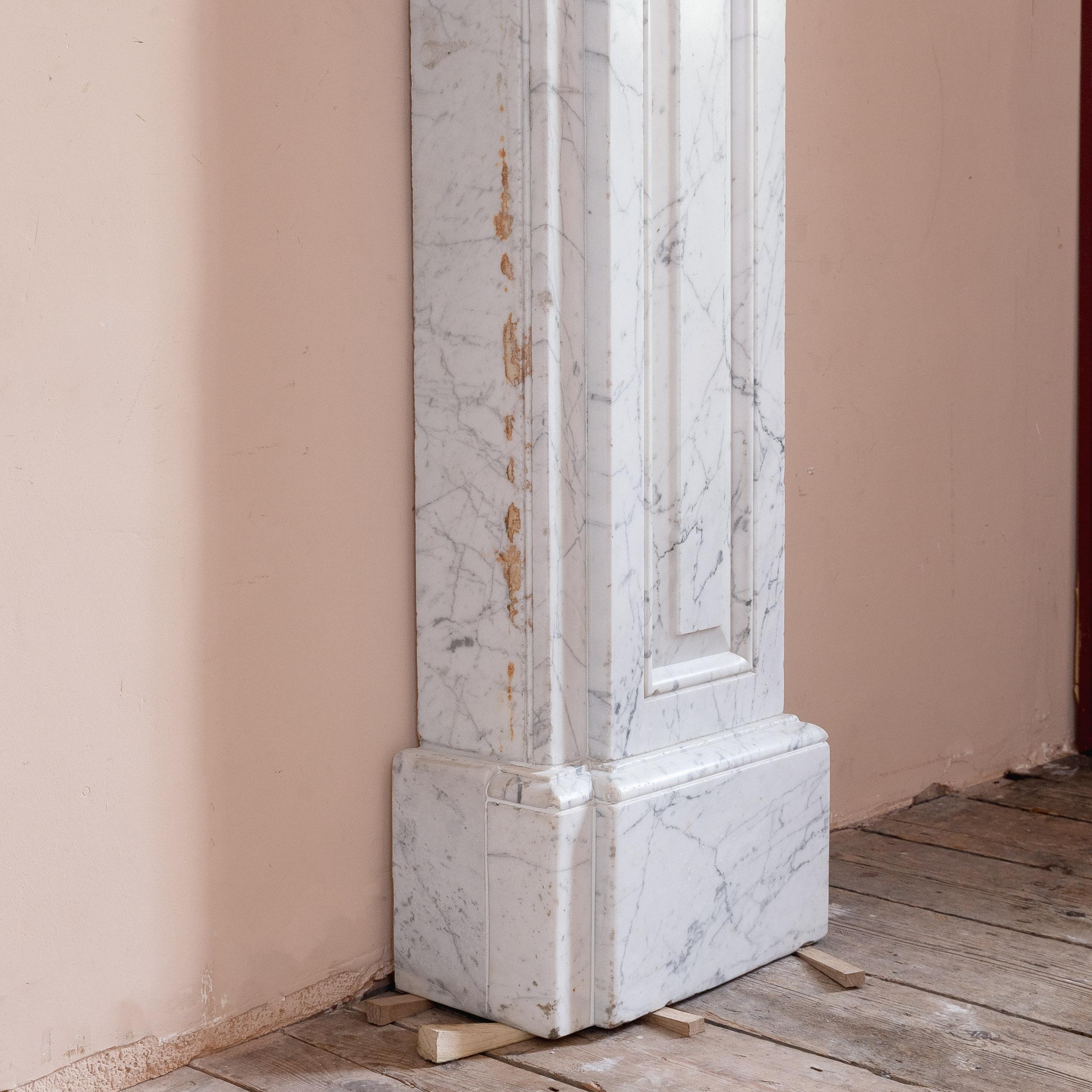Grande camino in marmo di Carrara del XIX secolo in vendita 3