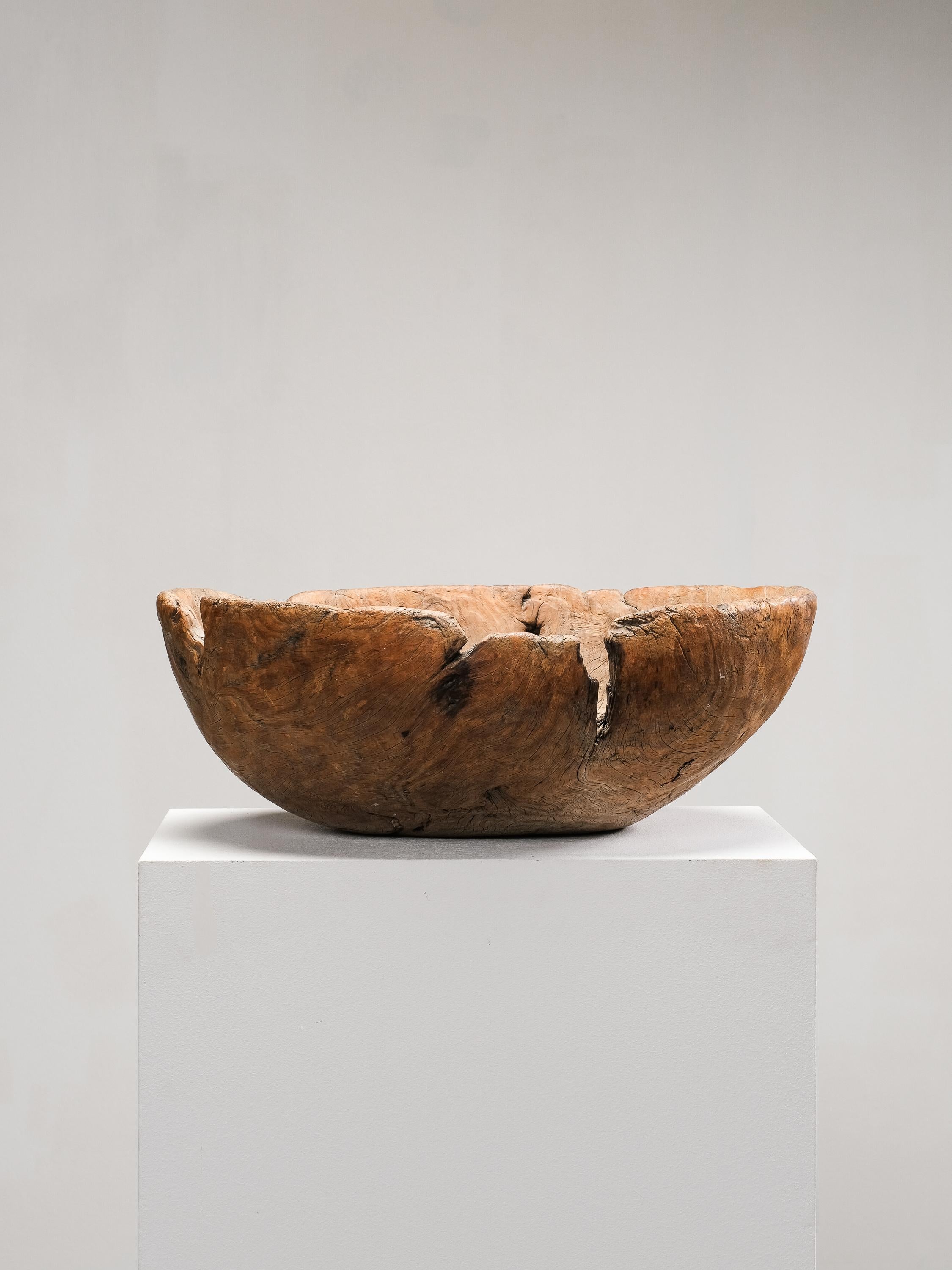 Gran cuenco nórdico para masa de madera tallada a mano, Finlandia, S. XIX Arte popular en venta