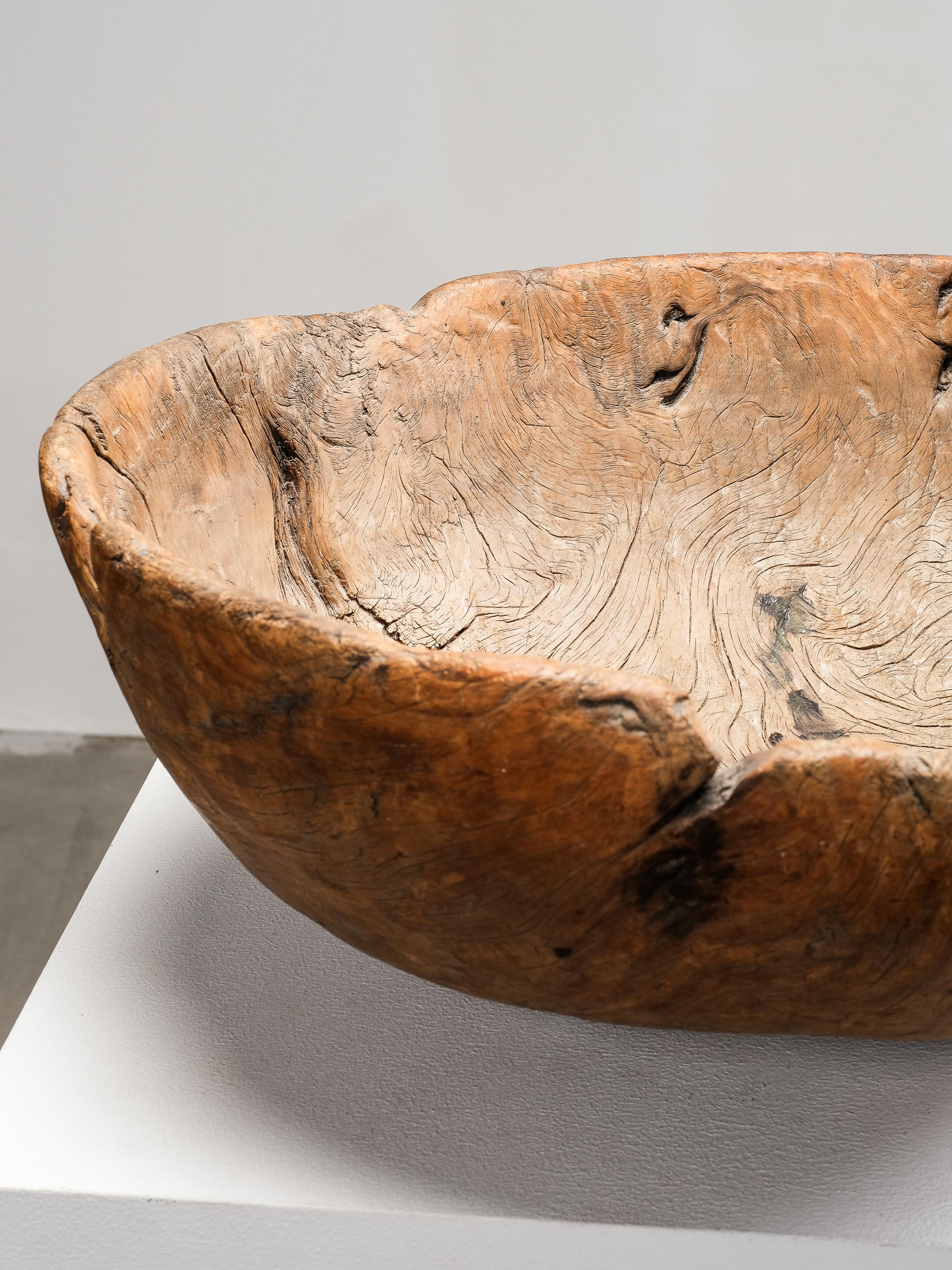 Gran cuenco nórdico para masa de madera tallada a mano, Finlandia, S. XIX Finlandés en venta