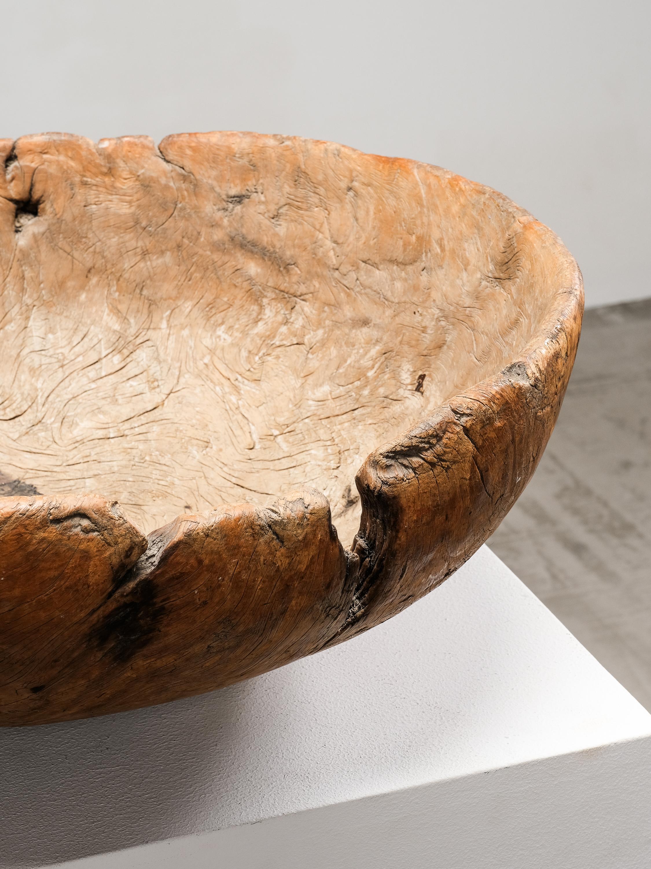 Gran cuenco nórdico para masa de madera tallada a mano, Finlandia, S. XIX en Bueno estado para la venta en Karis, Nyland