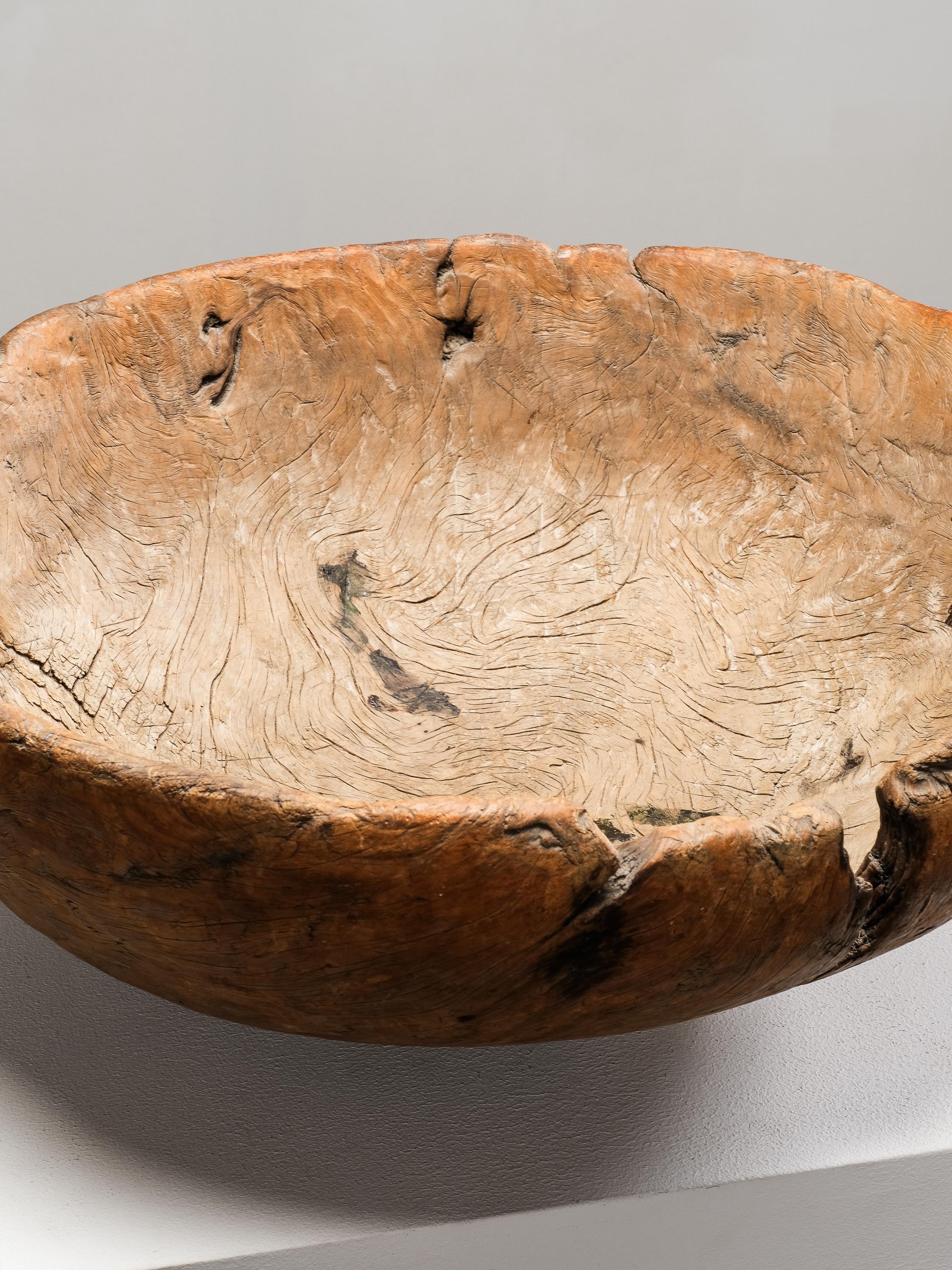 Gran cuenco nórdico para masa de madera tallada a mano, Finlandia, S. XIX siglo XIX en venta
