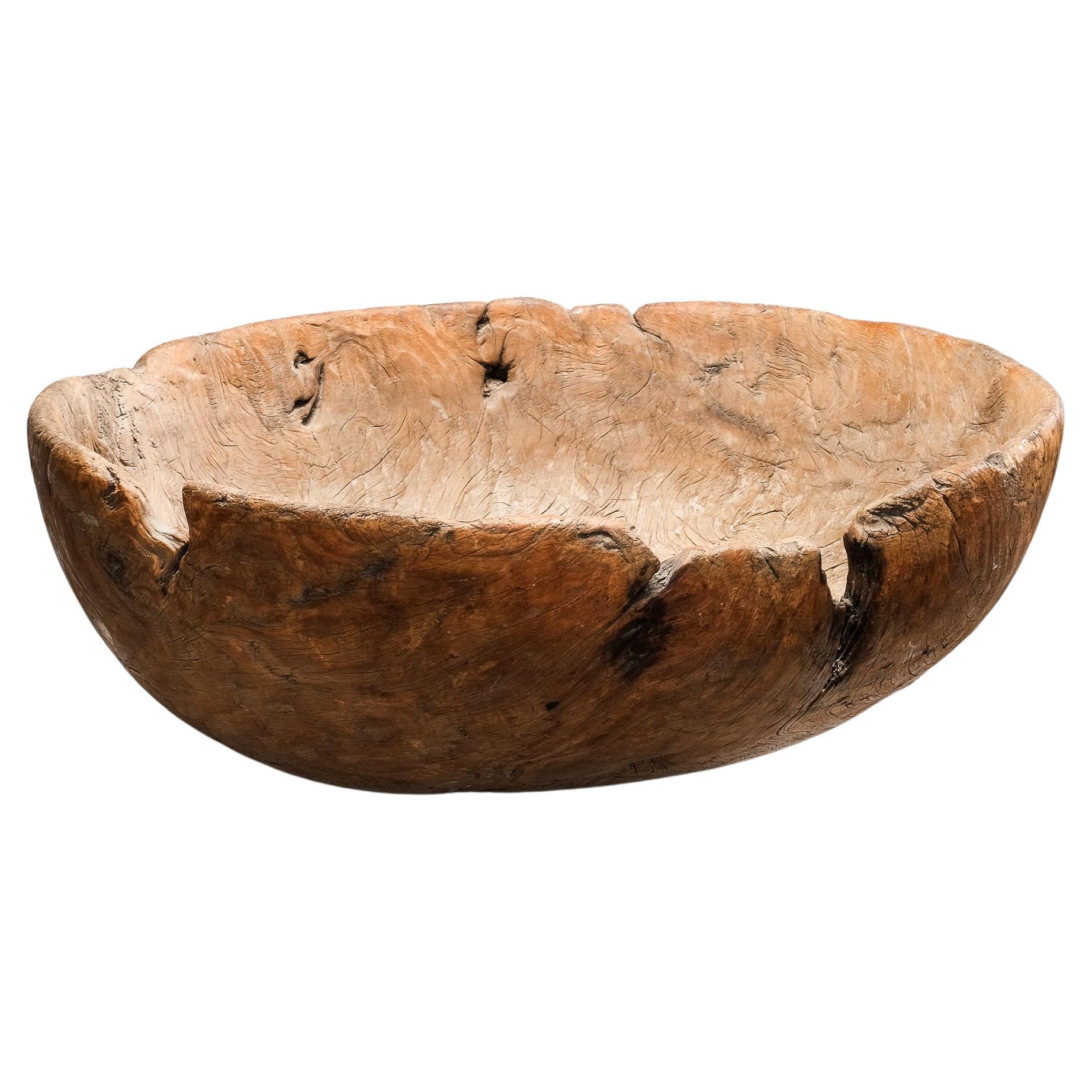Grande ciotola per la pasta in legno intagliata a mano in stile folk nordico, Finlandia, XIX secolo