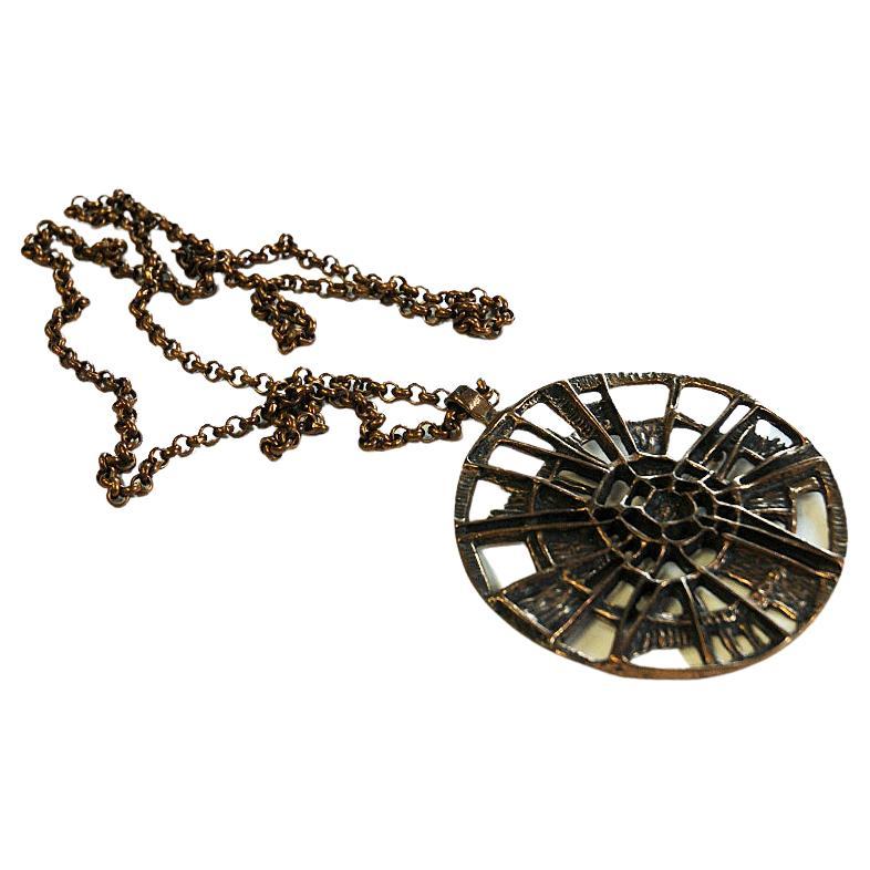 Extra large and wonderful Brutalist bronze necklace and brooch from the 1960s designed Unn Tangerud for Uni-David Andersen. Natural bronze patina with black patterns inbetween. Long bronze necklace chain in wich can be removed tod make a beautiful