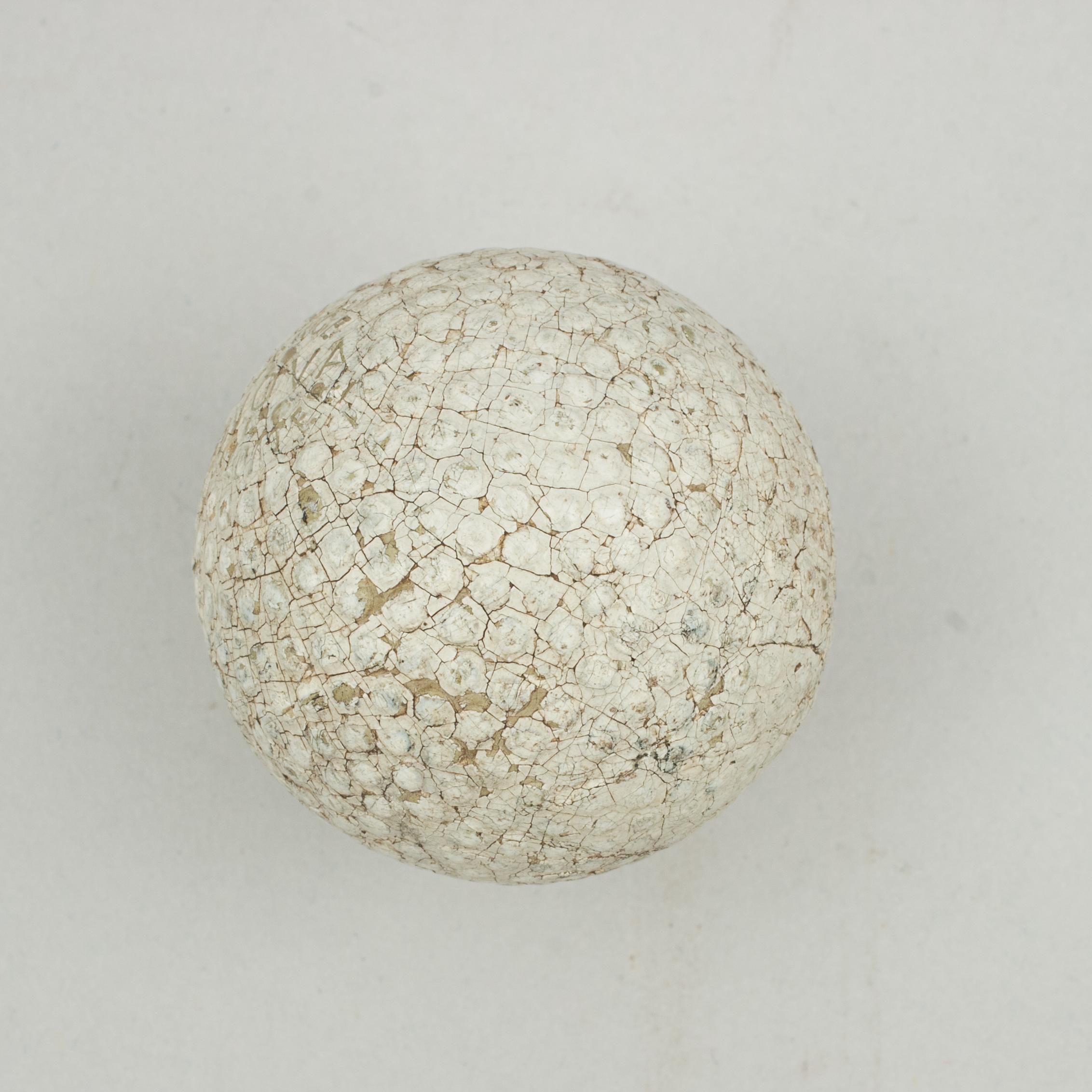 Bramble Golfball, Großer NOVA Floater.
Ein gutes Beispiel für einen 'Large NOVA Floater' Golfball mit Gummikern und Brombeermuster. Der Golfball ist in gutem Zustand und wird von Boyle's hergestellt. Der Ball ist auf beiden Stangen mit 'Large NOVA