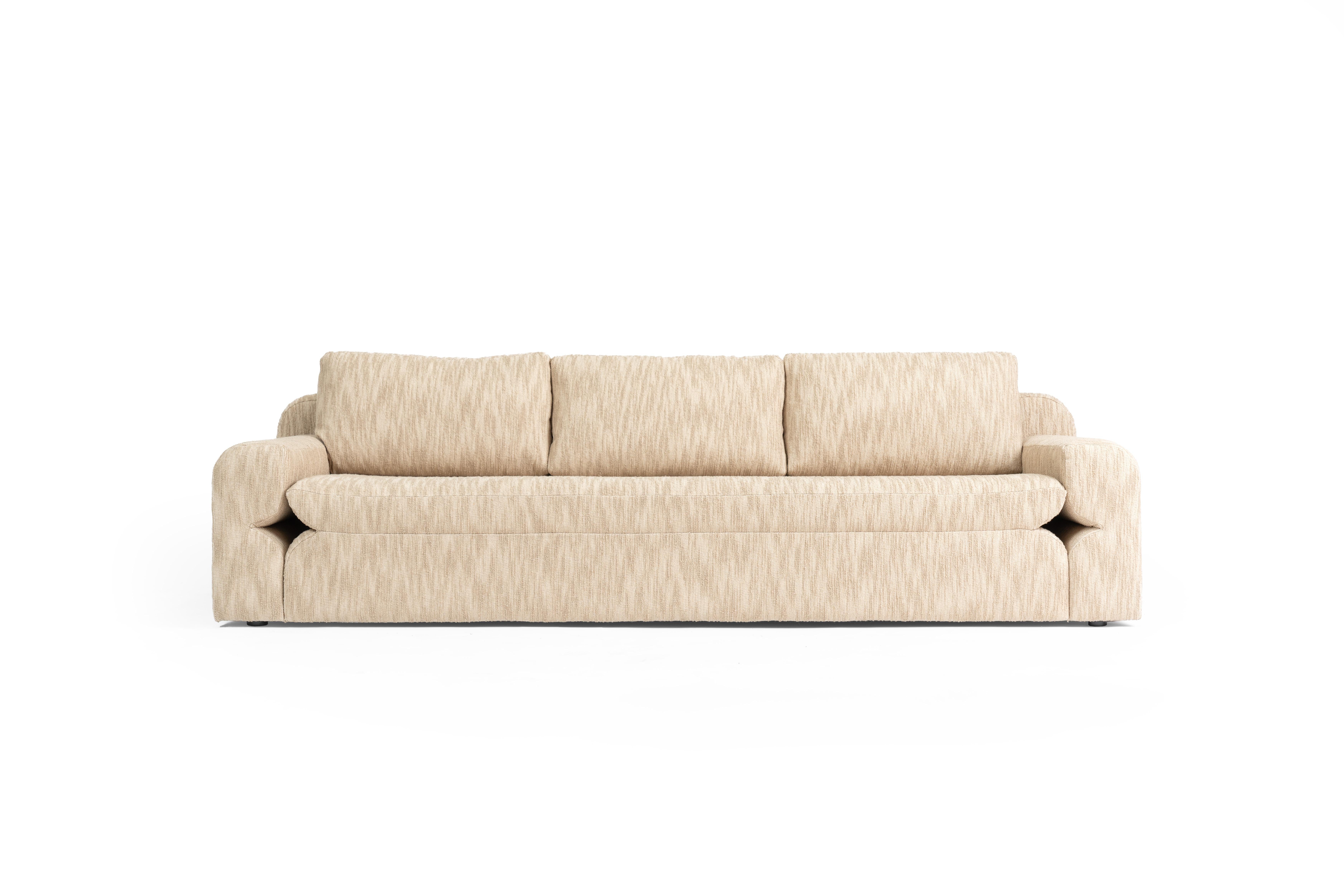 Sofá Nova grande by RALPH M
Dimensiones: An 260 x Pr 100 x Al 64 cm. 
Materiales: Haya maciza, Tejido.

Detalles: 
Armazón: Haya maciza.
Muelle del asiento: Cinchas elásticas entrelazadas.
Cojín del asiento: Espuma HR 37 kg/m3 recubierta de espuma
