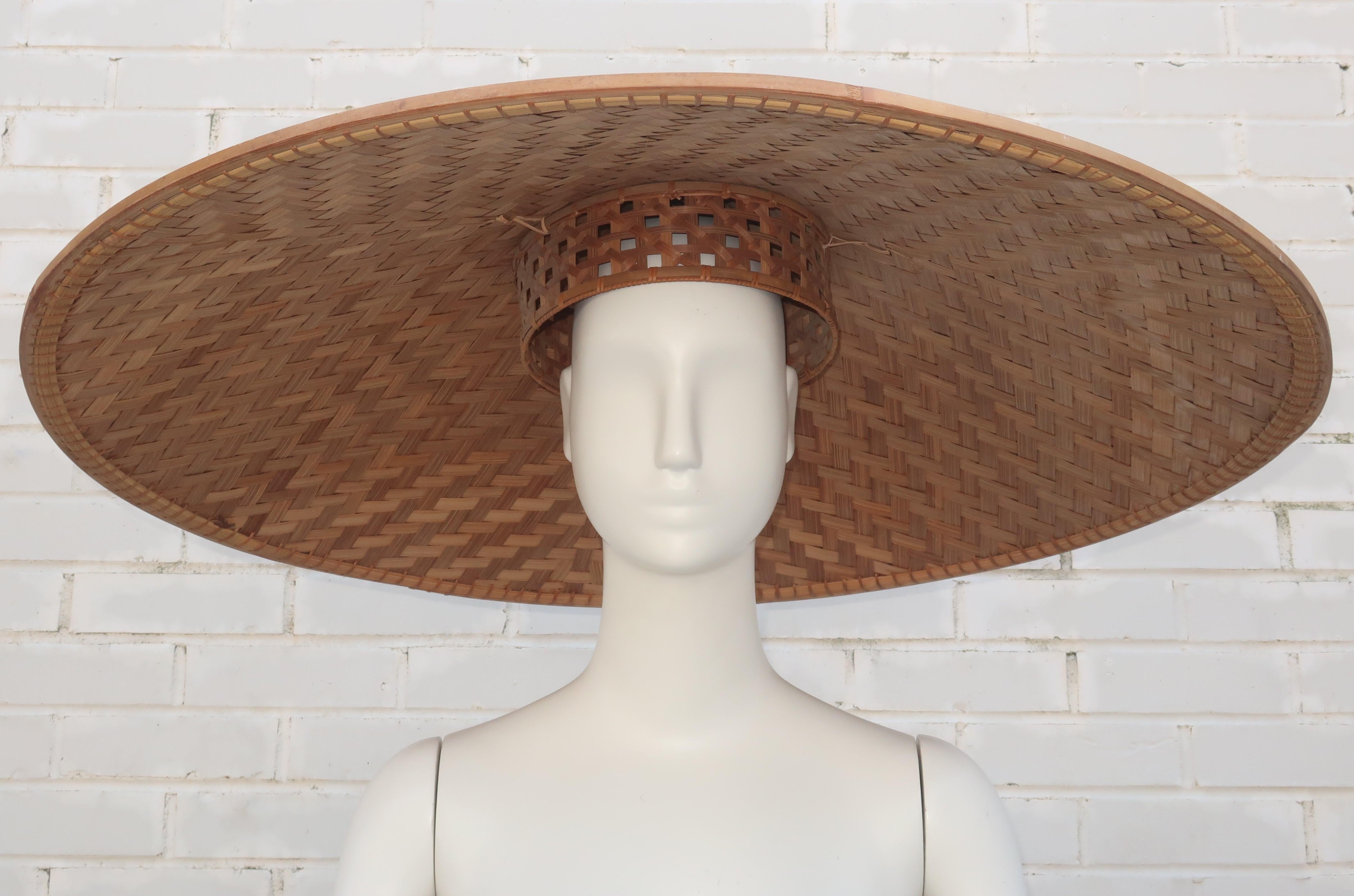 Grand chapeau de plage pagode en osier fantaisie, années 1950 Unisexe en vente
