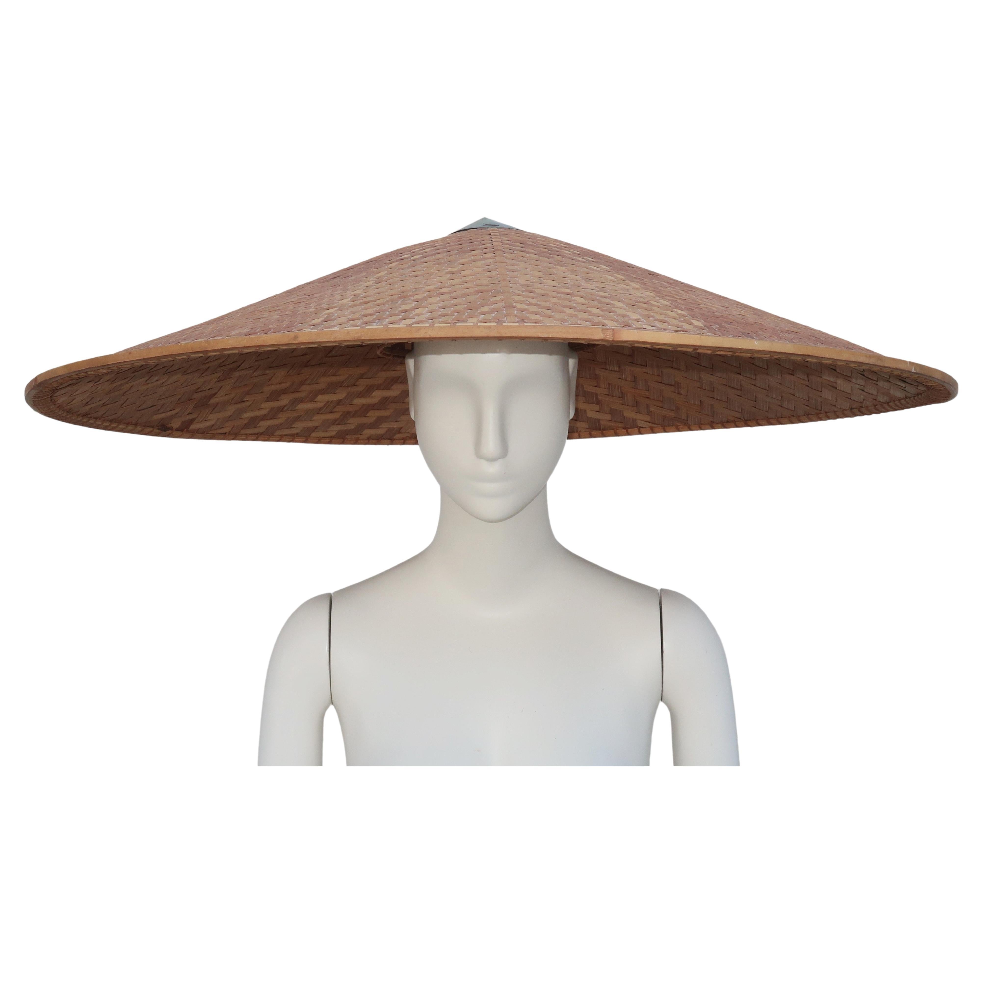 Grand chapeau de plage pagode en osier fantaisie, années 1950 en vente