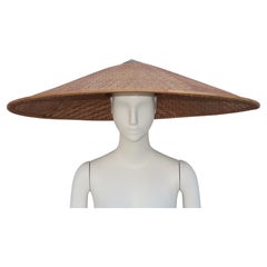 Grand chapeau de plage pagode en osier fantaisie, années 1950