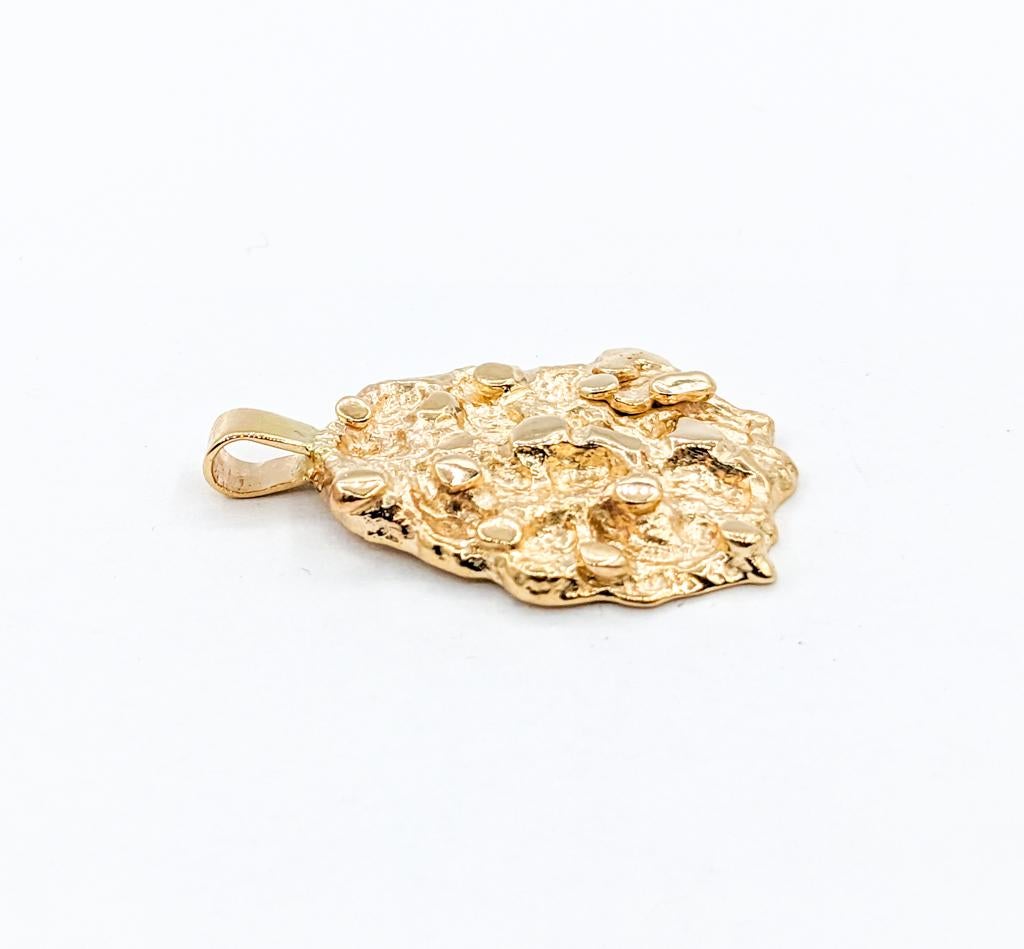 Großer Nugget-Anhänger Charm in Gelbgold

Wir stellen Ihnen unseren atemberaubenden, einzigartigen Anhänger vor, der Raffinesse und Stil ausstrahlt. Dieser aus feinstem 14-karätigem Gelbgold gefertigte Anhänger besticht durch sein auffälliges