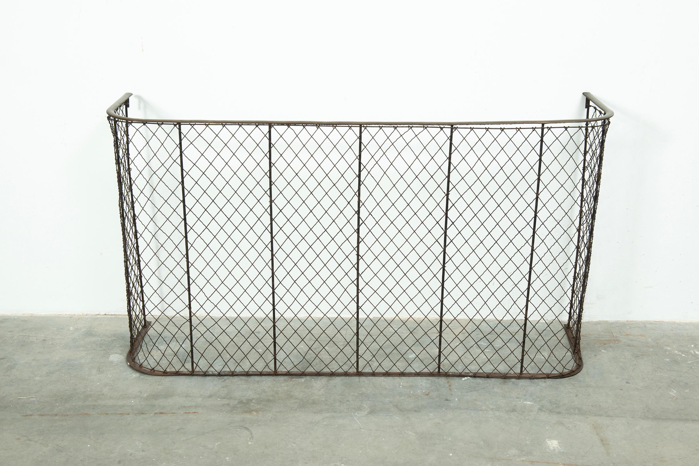 Large Nursery Guard / Fireplace Screen / Fender In Fair Condition For Sale In Haarlem, Noord-Holland
