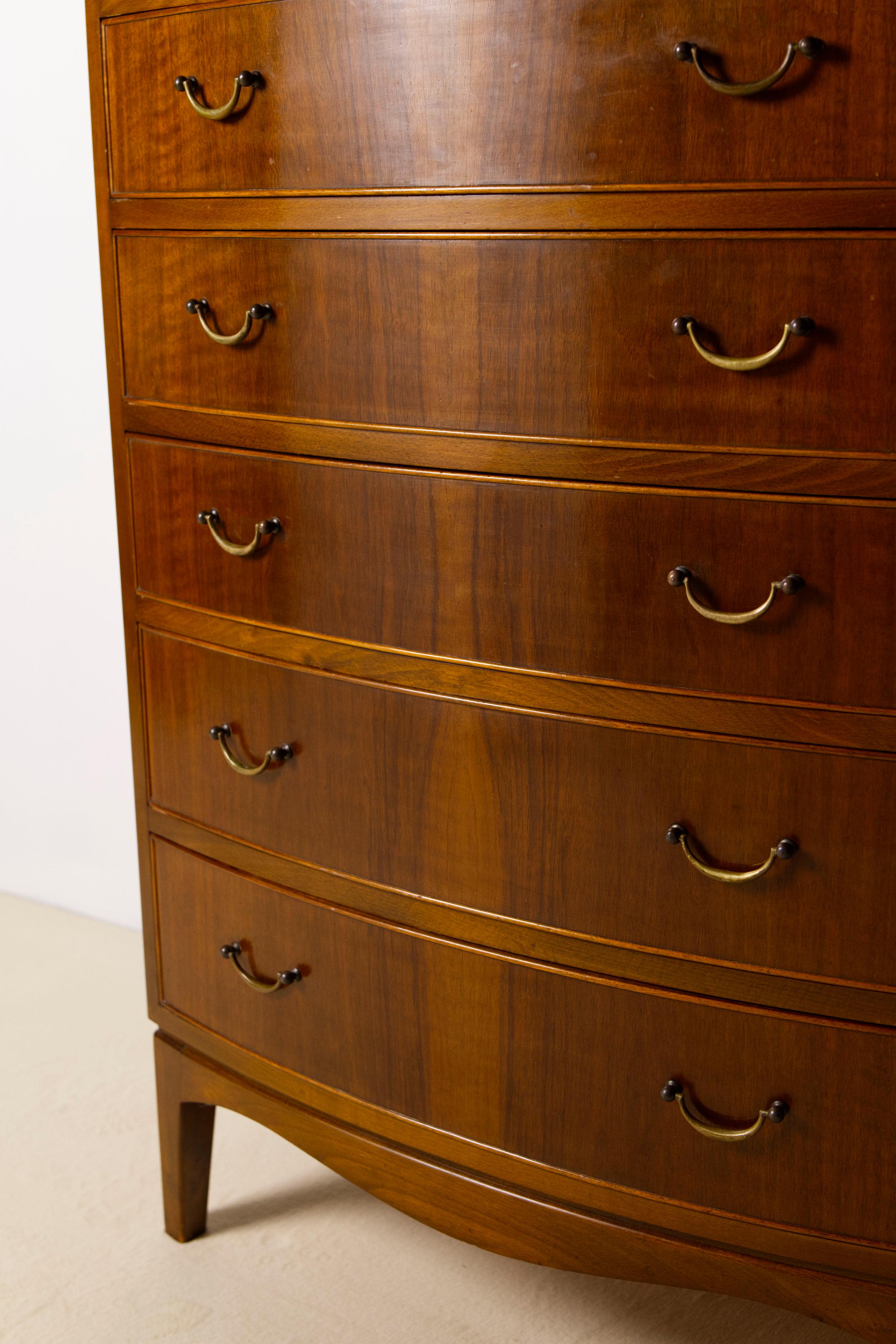 Danois Grande commode en bois de noyer par Ole Wanscher, années 1940 en vente