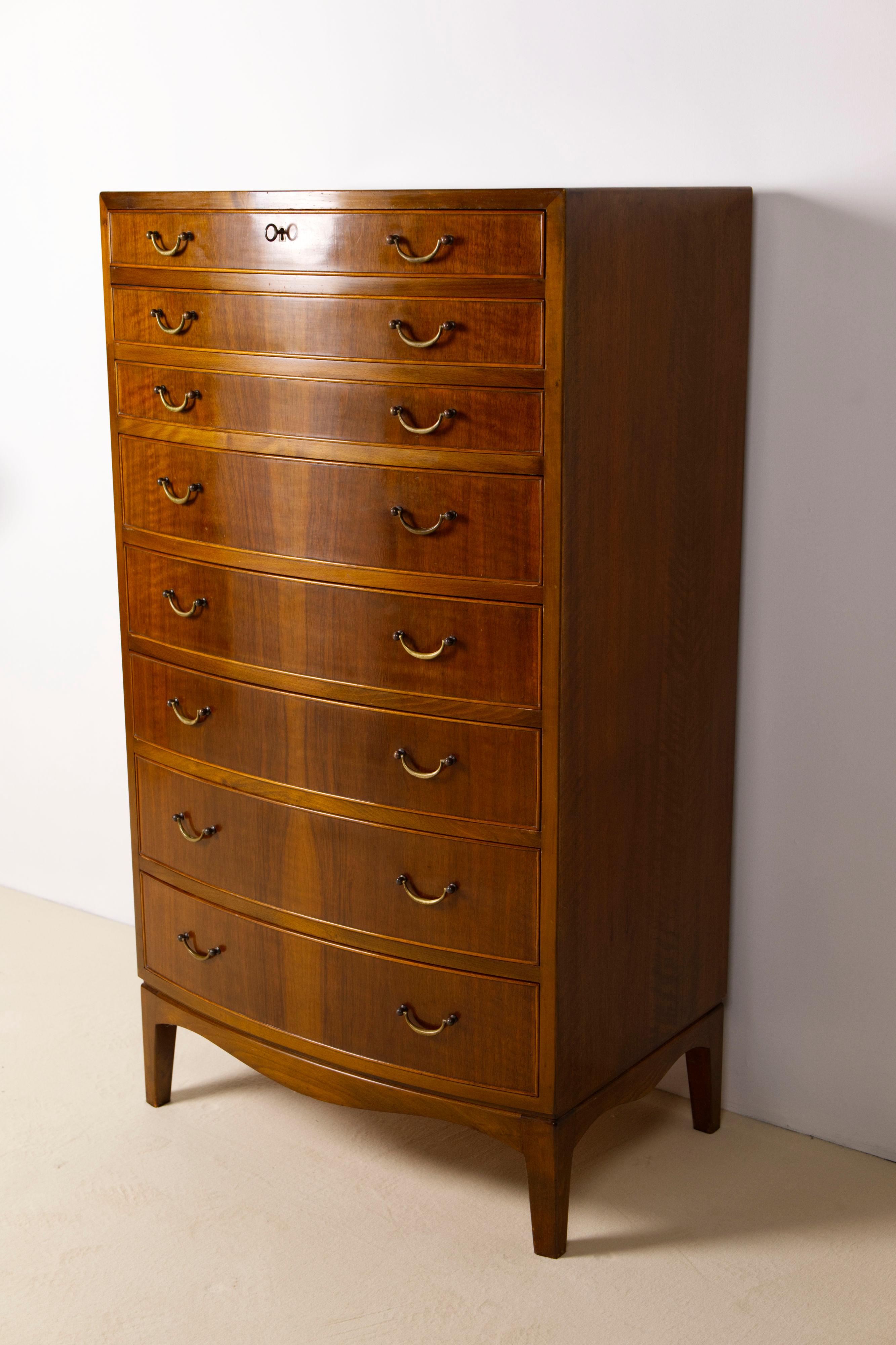 Grande commode en bois de noyer par Ole Wanscher, années 1940 Bon état - En vente à Balen, BE