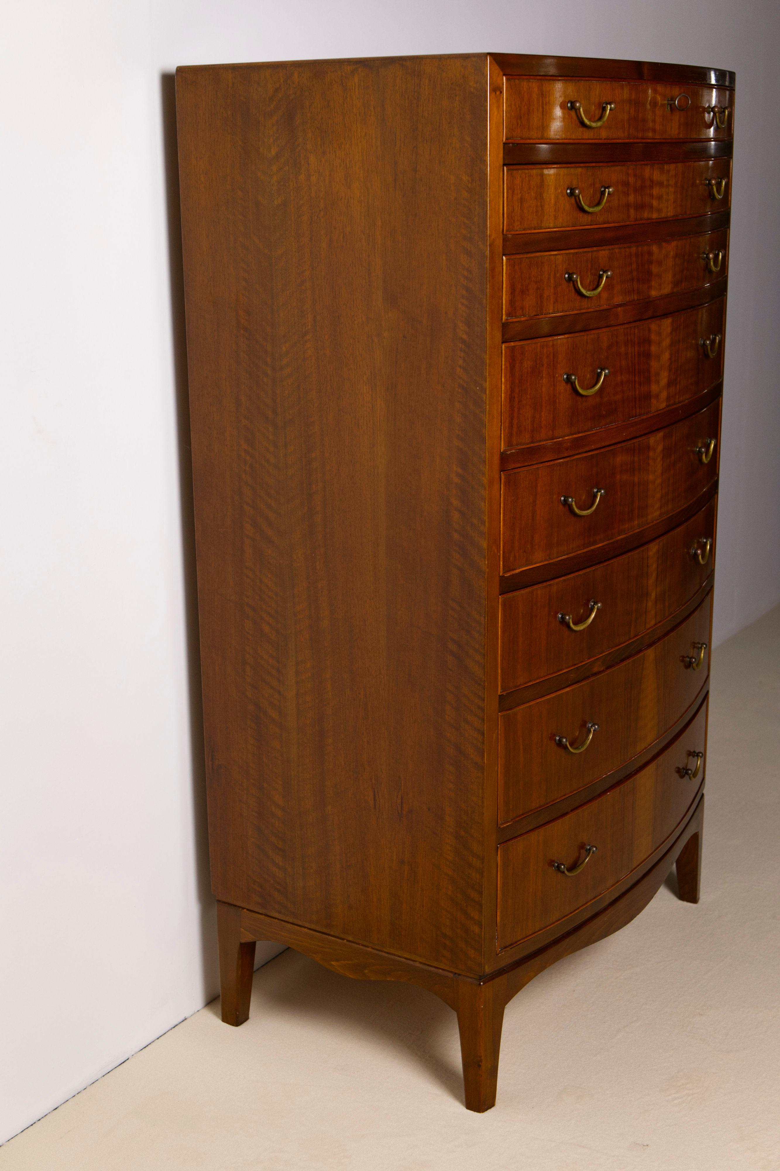 Milieu du XXe siècle Grande commode en bois de noyer par Ole Wanscher, années 1940 en vente