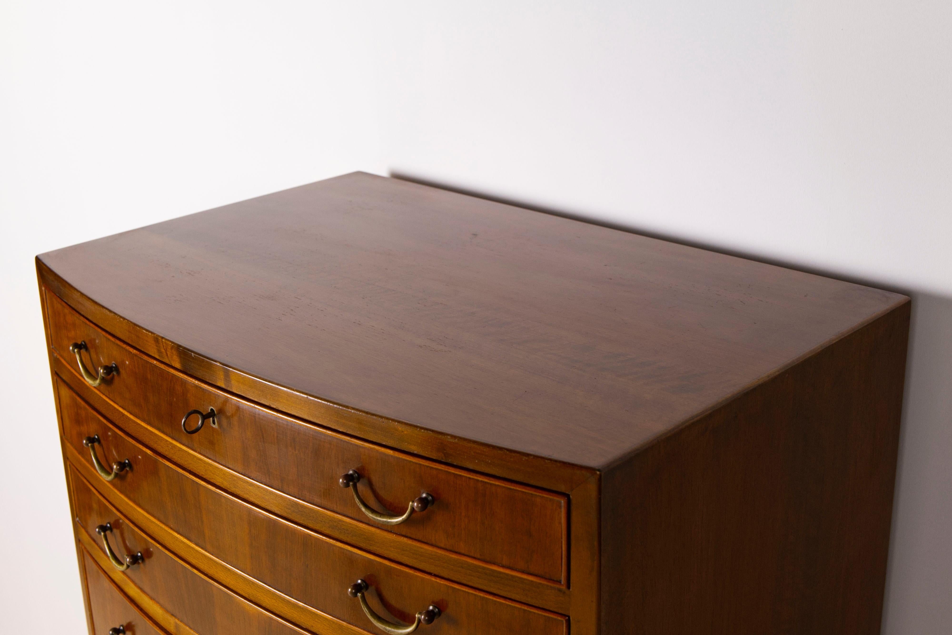 Laiton Grande commode en bois de noyer par Ole Wanscher, années 1940 en vente